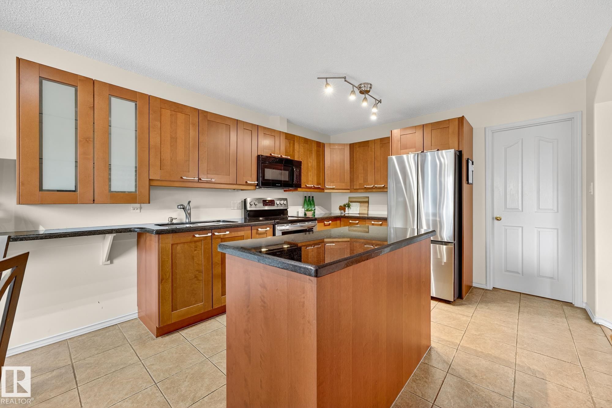 154 Oeming Road, Edmonton, AB - Indoor Photo Showing Kitchen