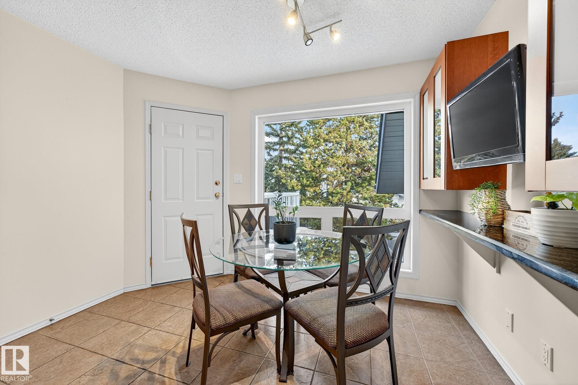 154 Oeming Road, Edmonton, AB - Indoor Photo Showing Dining Room