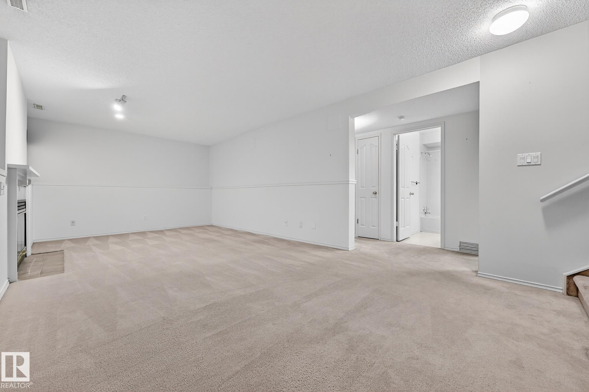 154 Oeming Road, Edmonton, AB - Indoor Photo Showing Other Room