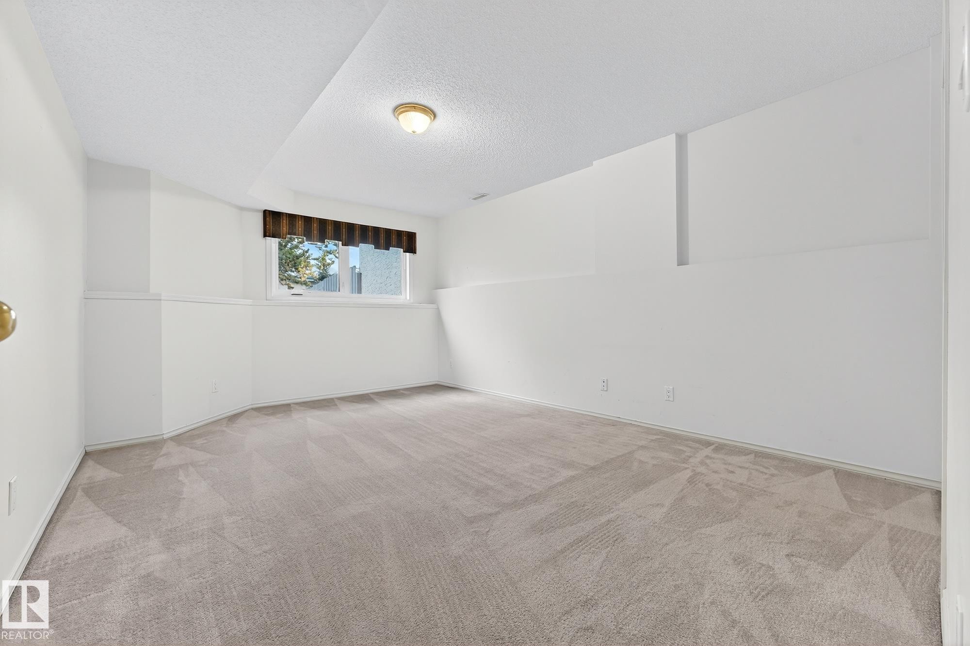 154 Oeming Road, Edmonton, AB - Indoor Photo Showing Other Room