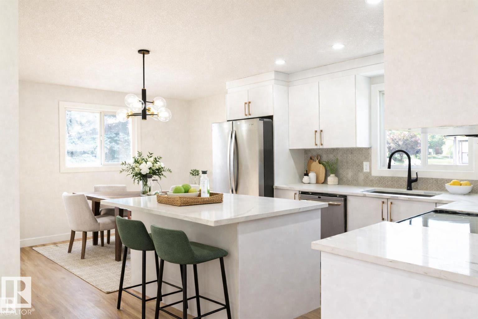 3710 41 Avenue, Edmonton, AB - Indoor Photo Showing Kitchen With Upgraded Kitchen