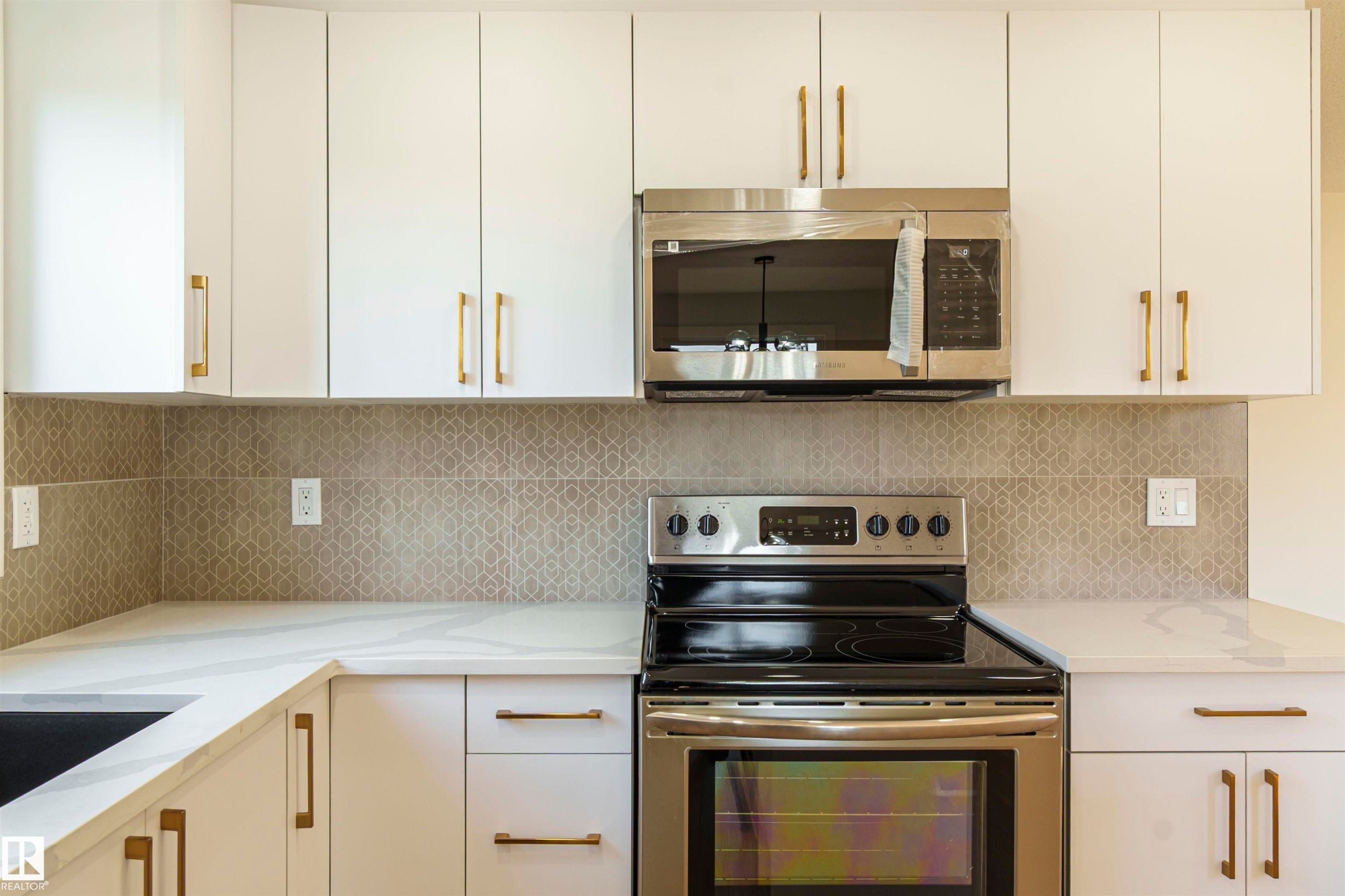 3710 41 Avenue, Edmonton, AB - Indoor Photo Showing Kitchen With Upgraded Kitchen