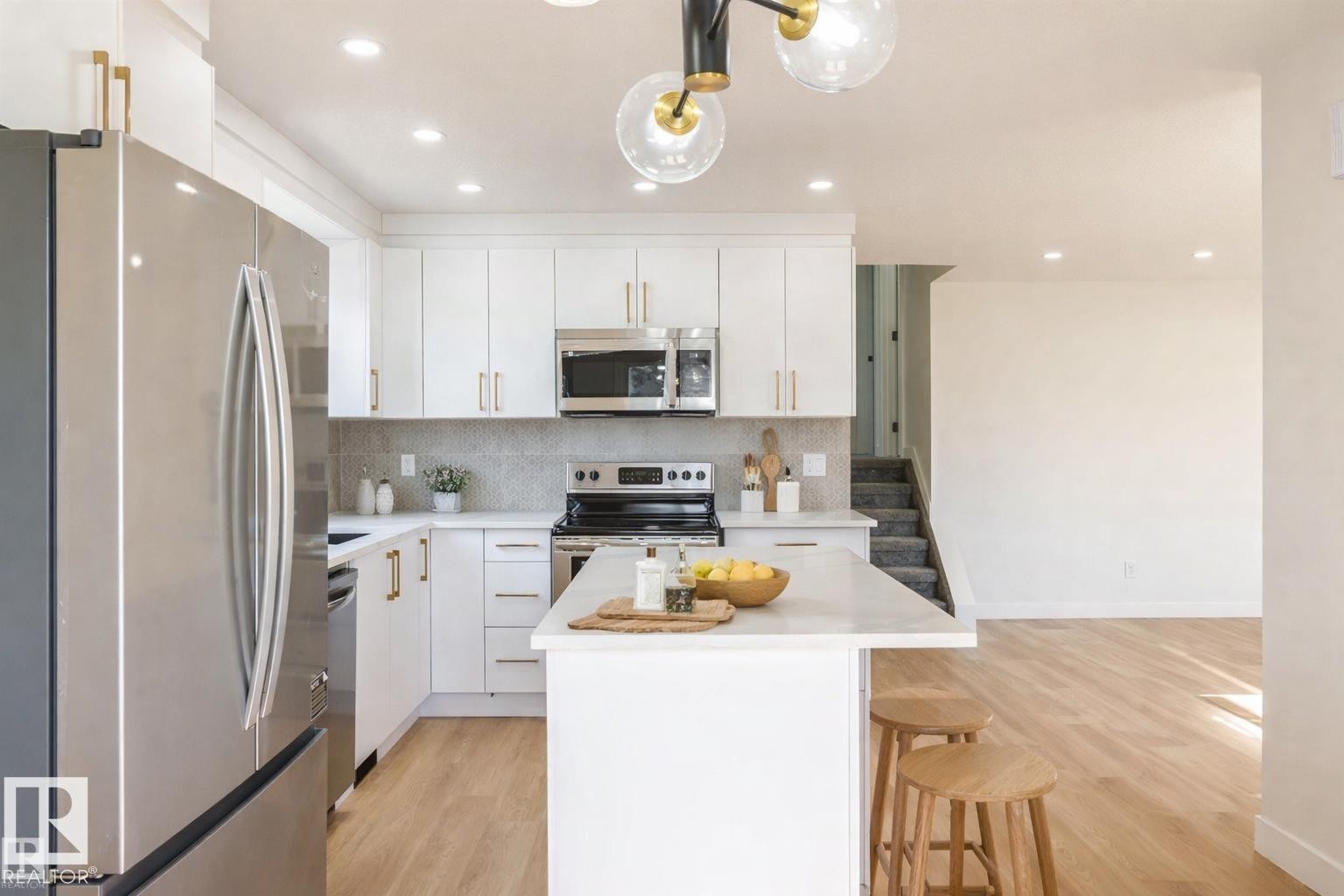 3710 41 Avenue, Edmonton, AB - Indoor Photo Showing Kitchen With Upgraded Kitchen
