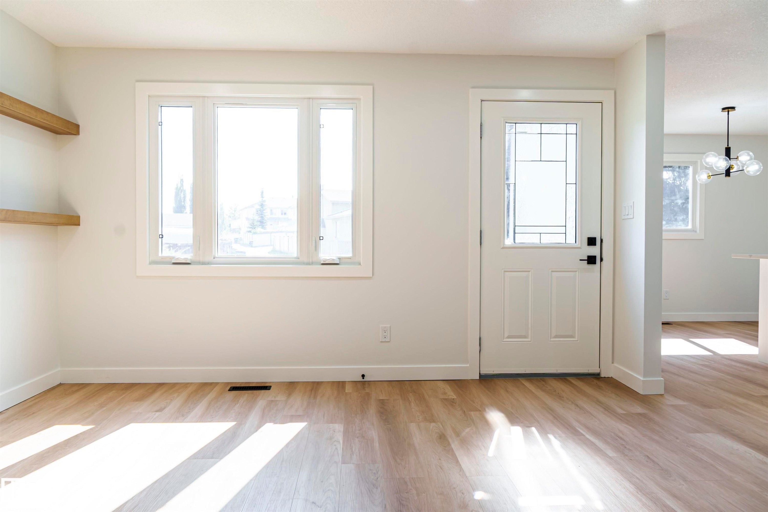 3710 41 Avenue, Edmonton, AB - Indoor Photo Showing Other Room