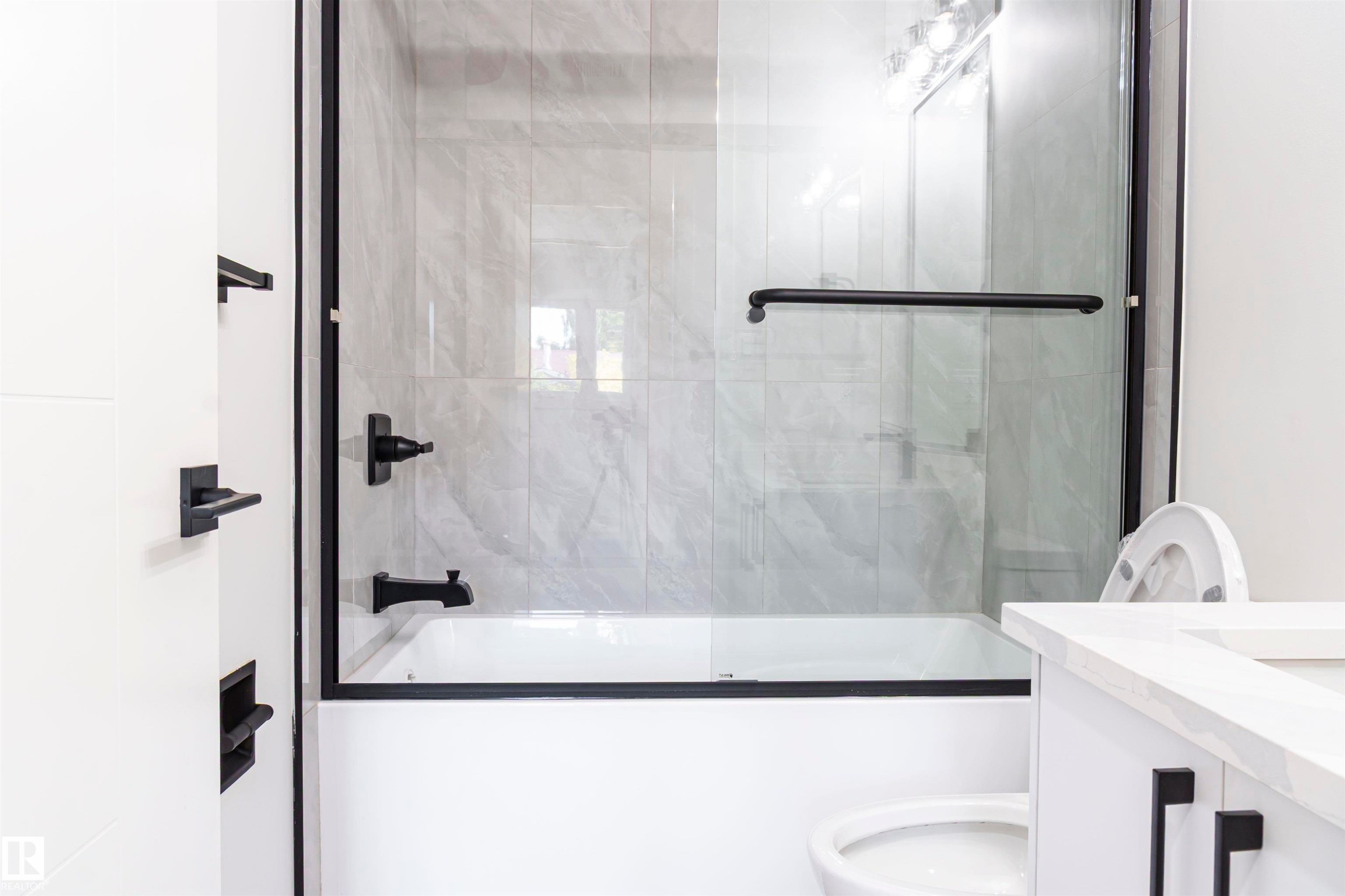 3710 41 Avenue, Edmonton, AB - Indoor Photo Showing Bathroom