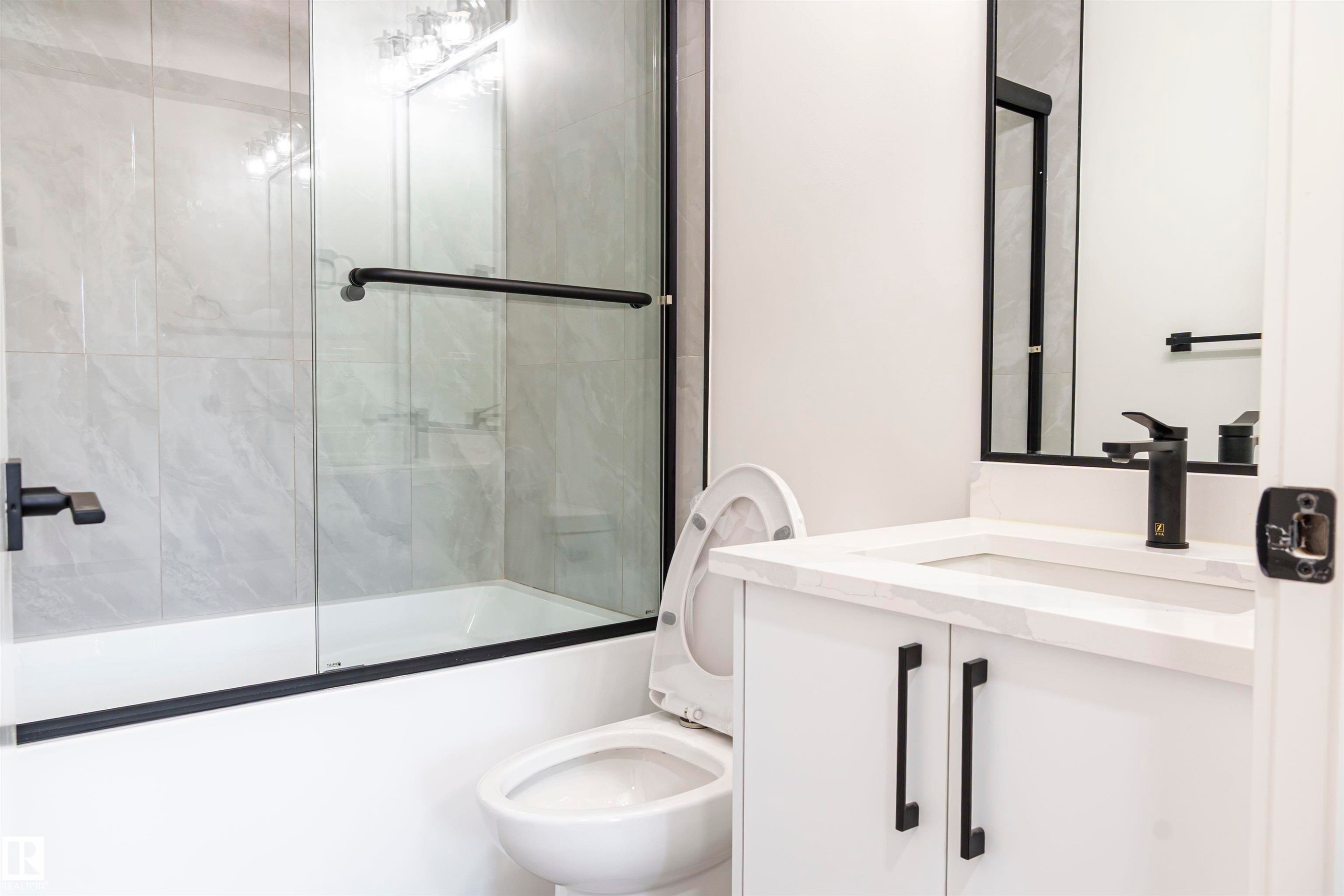 3710 41 Avenue, Edmonton, AB - Indoor Photo Showing Bathroom