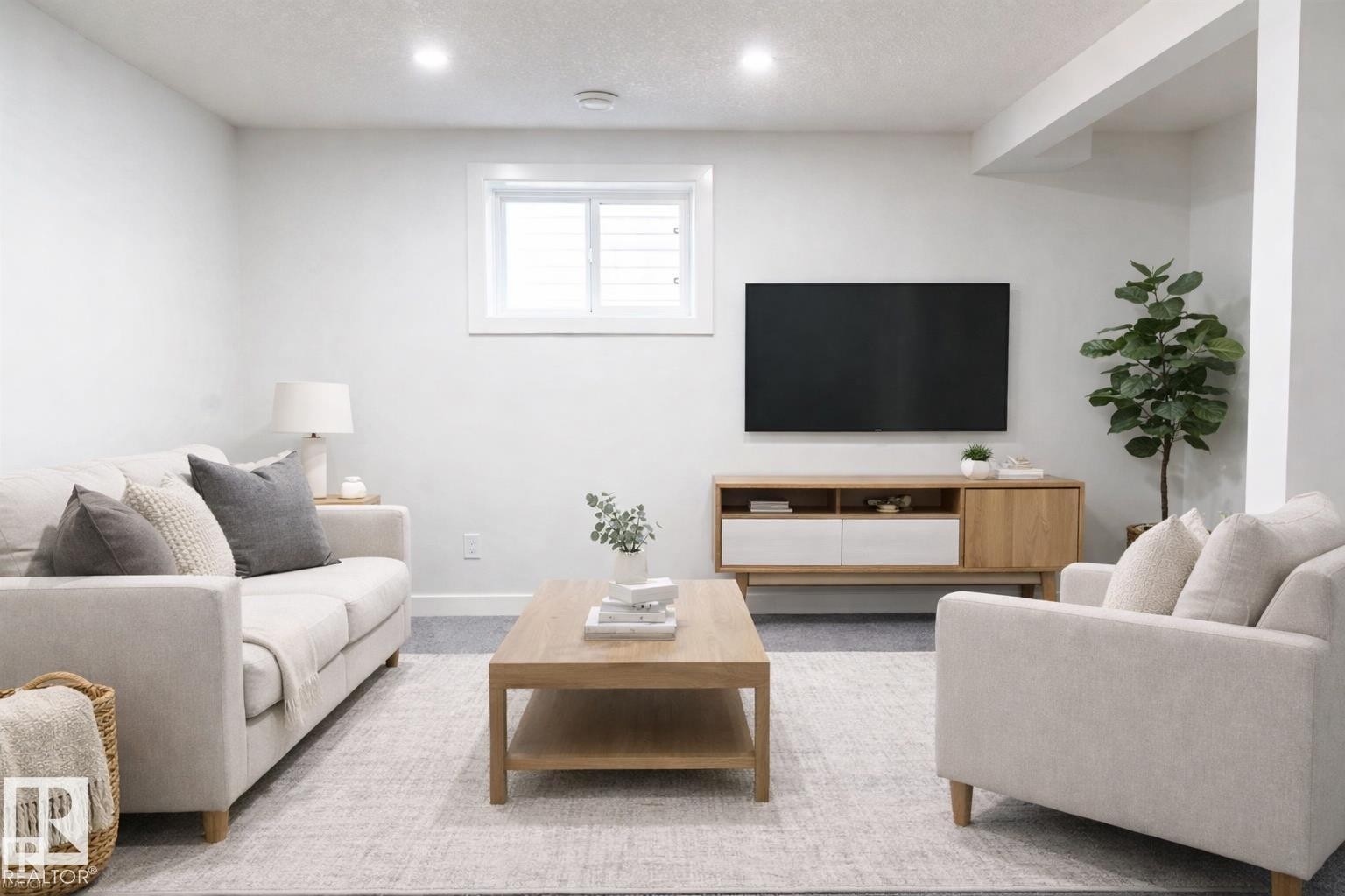 3710 41 Avenue, Edmonton, AB - Indoor Photo Showing Living Room