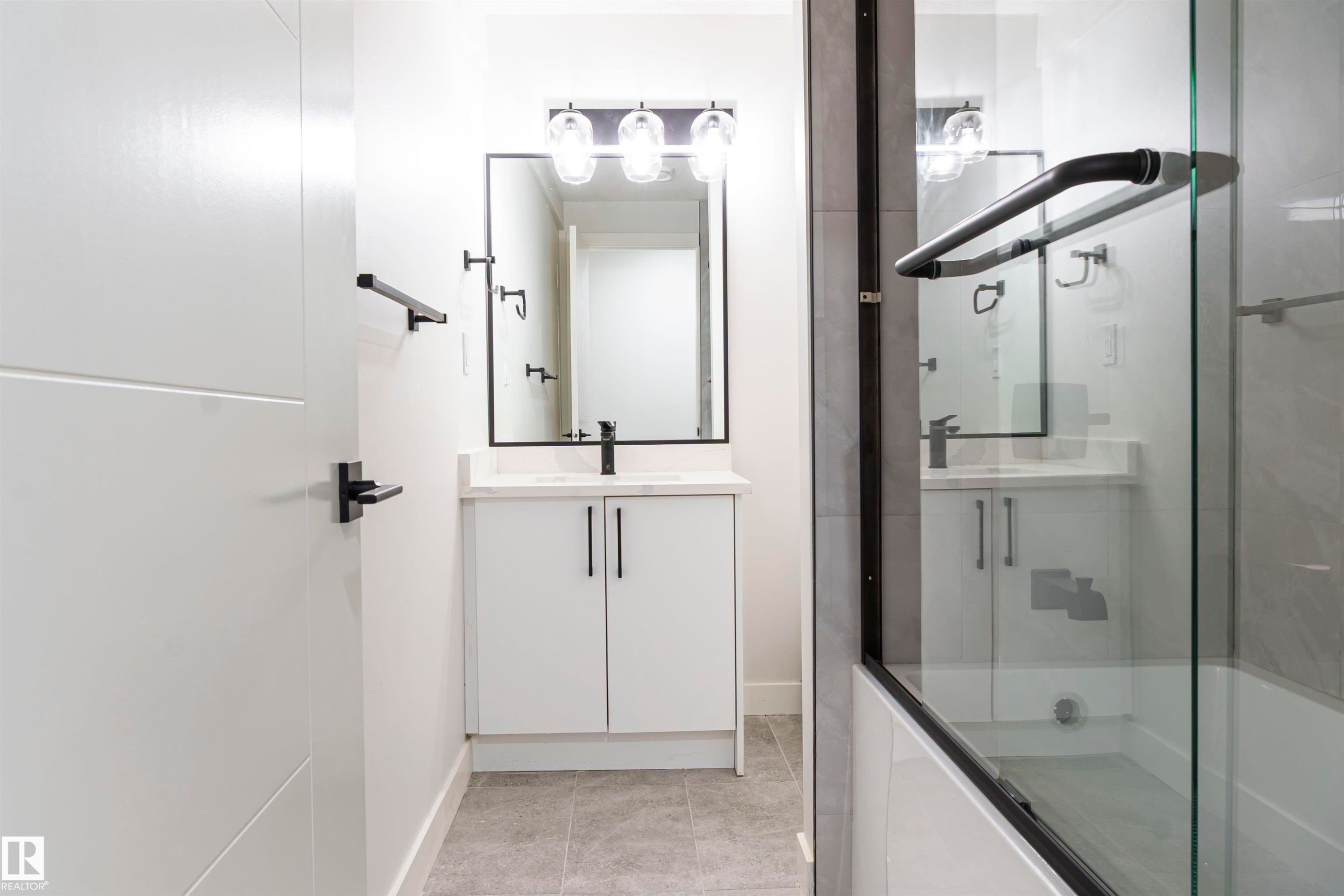 3710 41 Avenue, Edmonton, AB - Indoor Photo Showing Bathroom