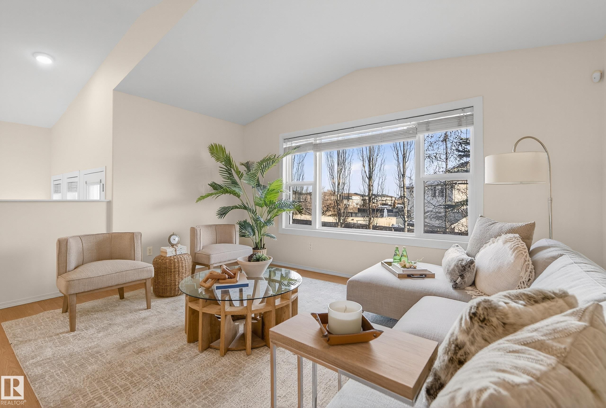 16233 131A Street, Edmonton, AB - Indoor Photo Showing Living Room