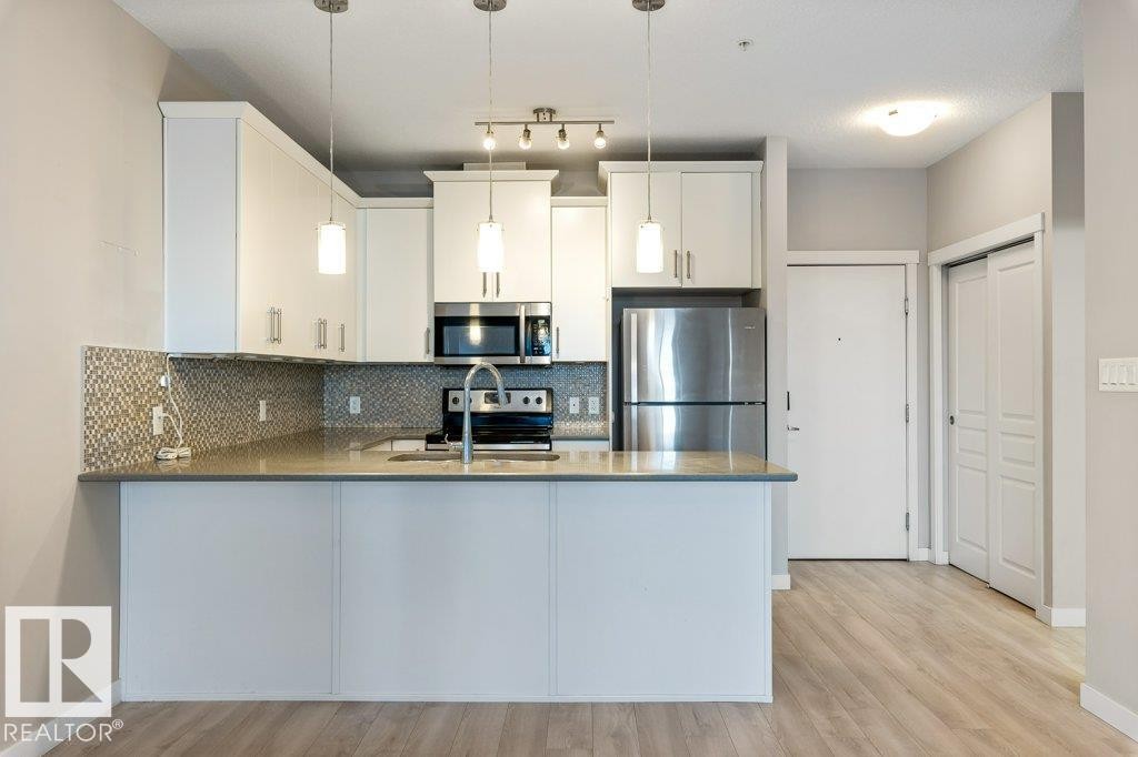 304 812 Welsh Drive, Edmonton, AB - Indoor Photo Showing Kitchen With Upgraded Kitchen