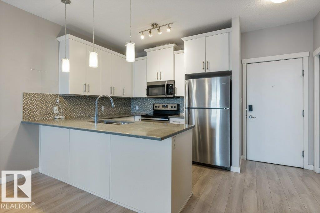 304 812 Welsh Drive, Edmonton, AB - Indoor Photo Showing Kitchen With Stainless Steel Kitchen