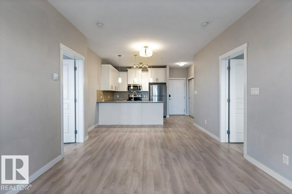 304 812 Welsh Drive, Edmonton, AB - Indoor Photo Showing Kitchen