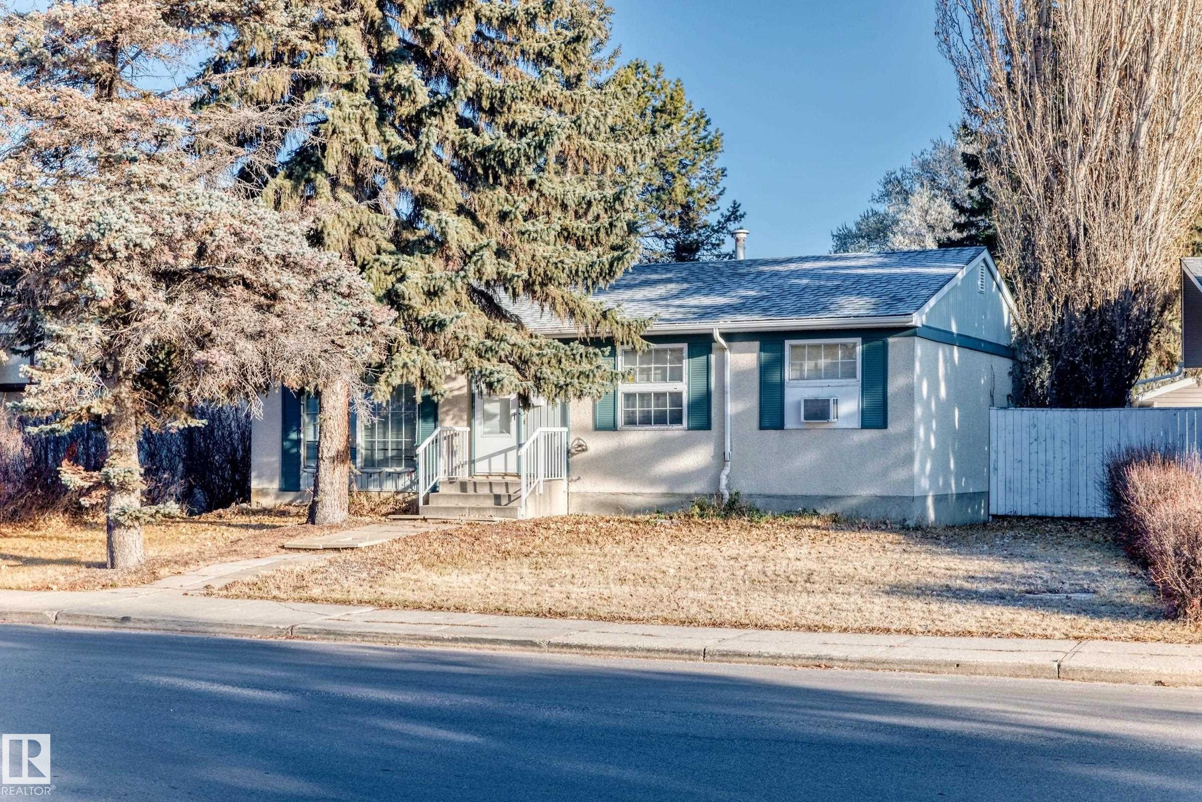 View of front of house with a shingled roof - Edmonton, AB - Outdoor