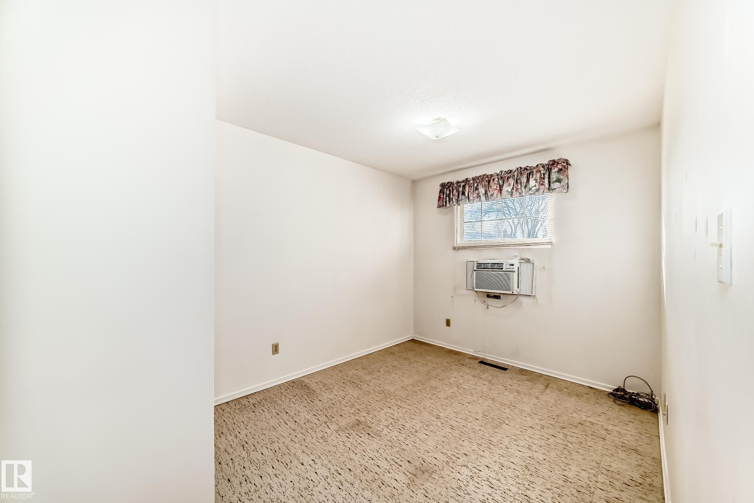 Empty room with baseboards - Edmonton, AB - Indoor Photo Showing Other Room