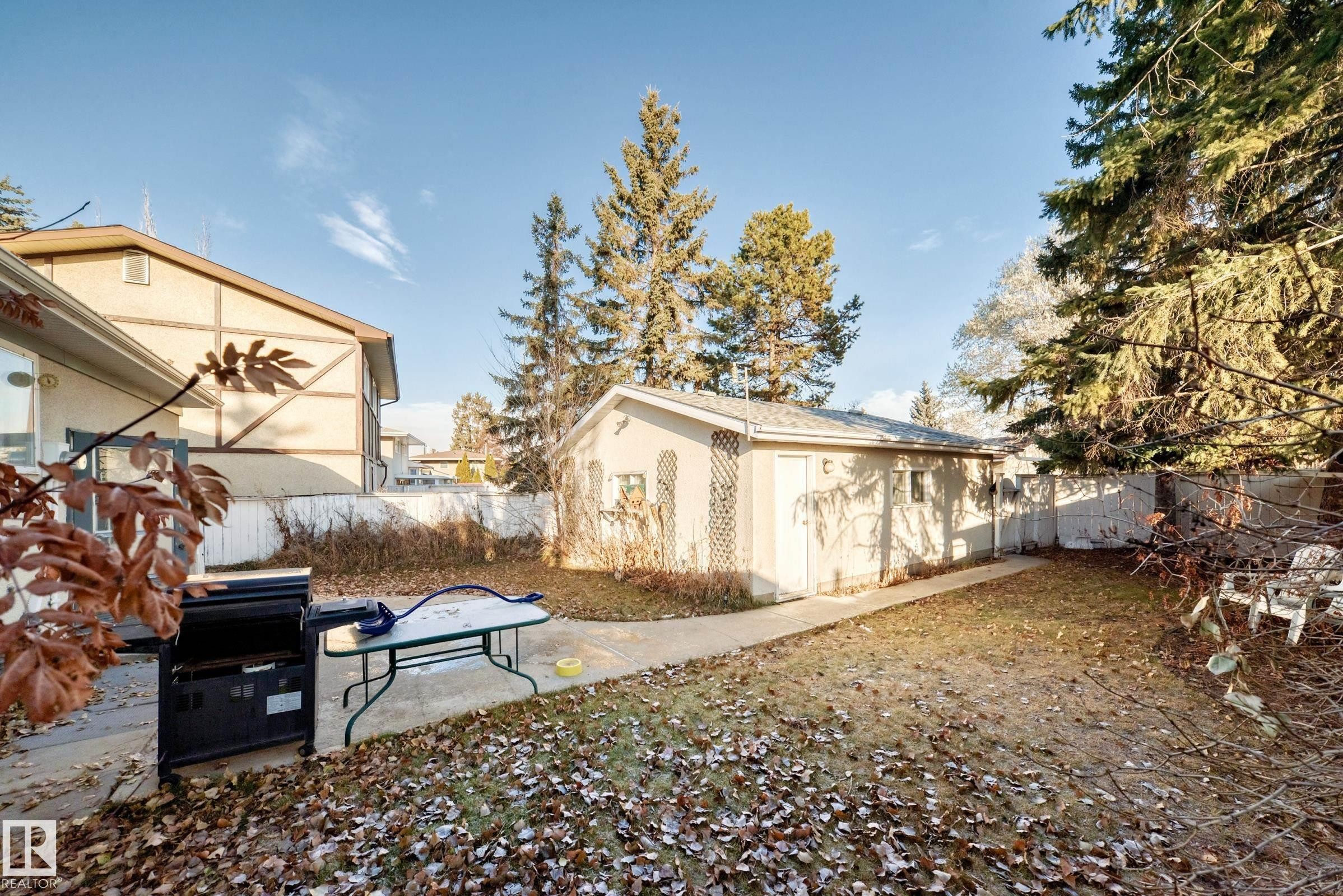 Fenced backyard with an outbuilding and a patio - Edmonton, AB - Outdoor