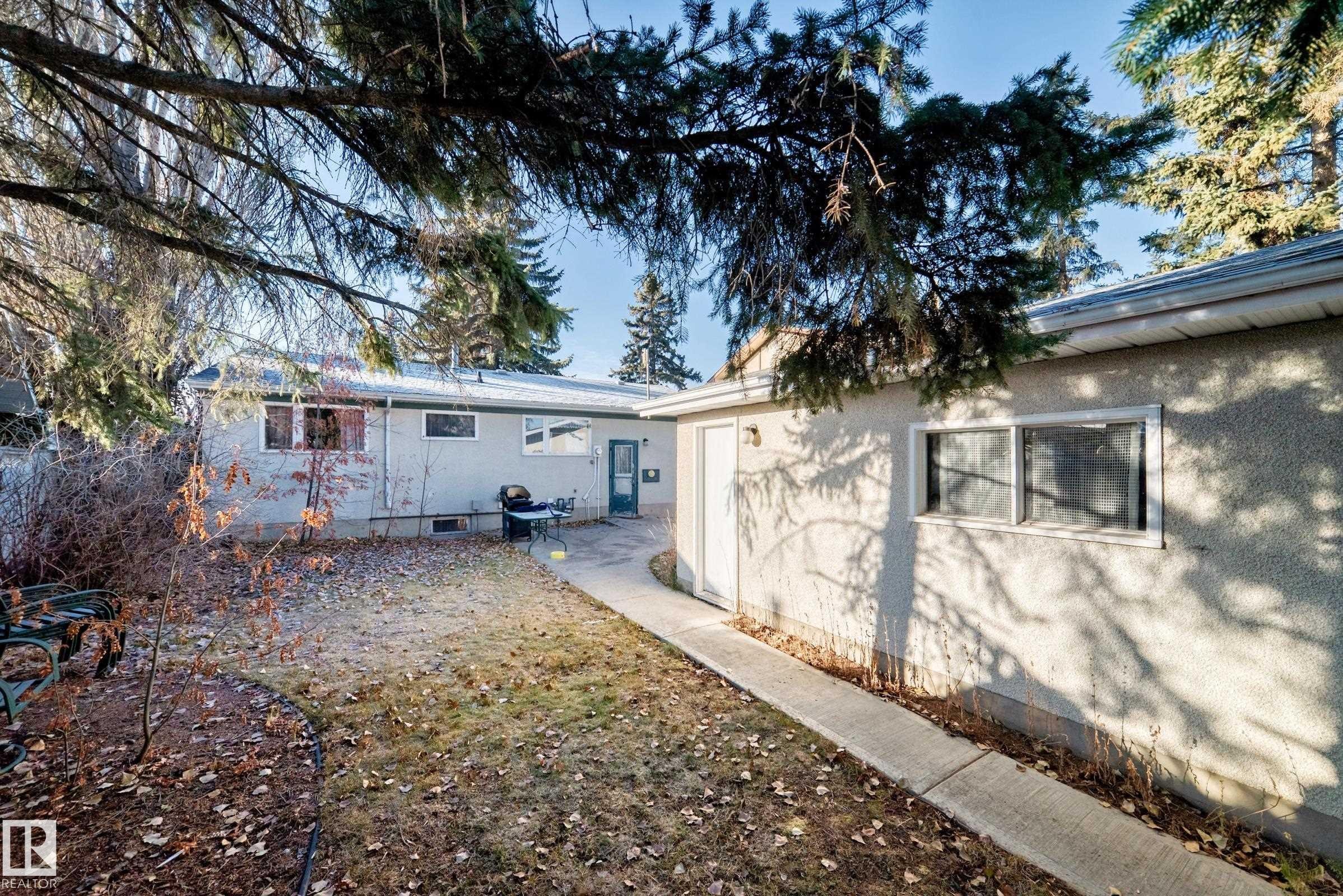 Back of property with stucco siding - Edmonton, AB - Outdoor