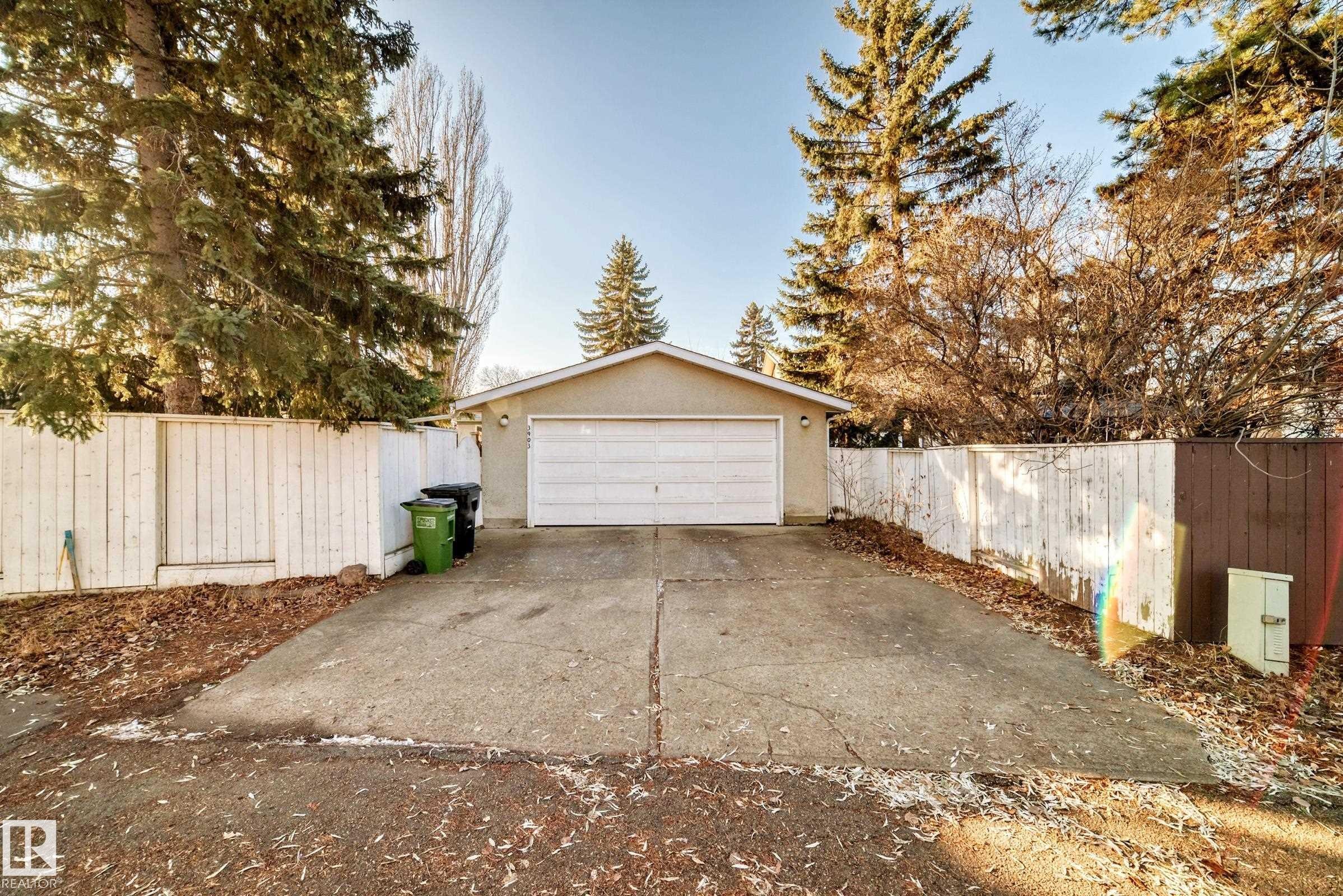 View of detached garage - Edmonton, AB - Outdoor