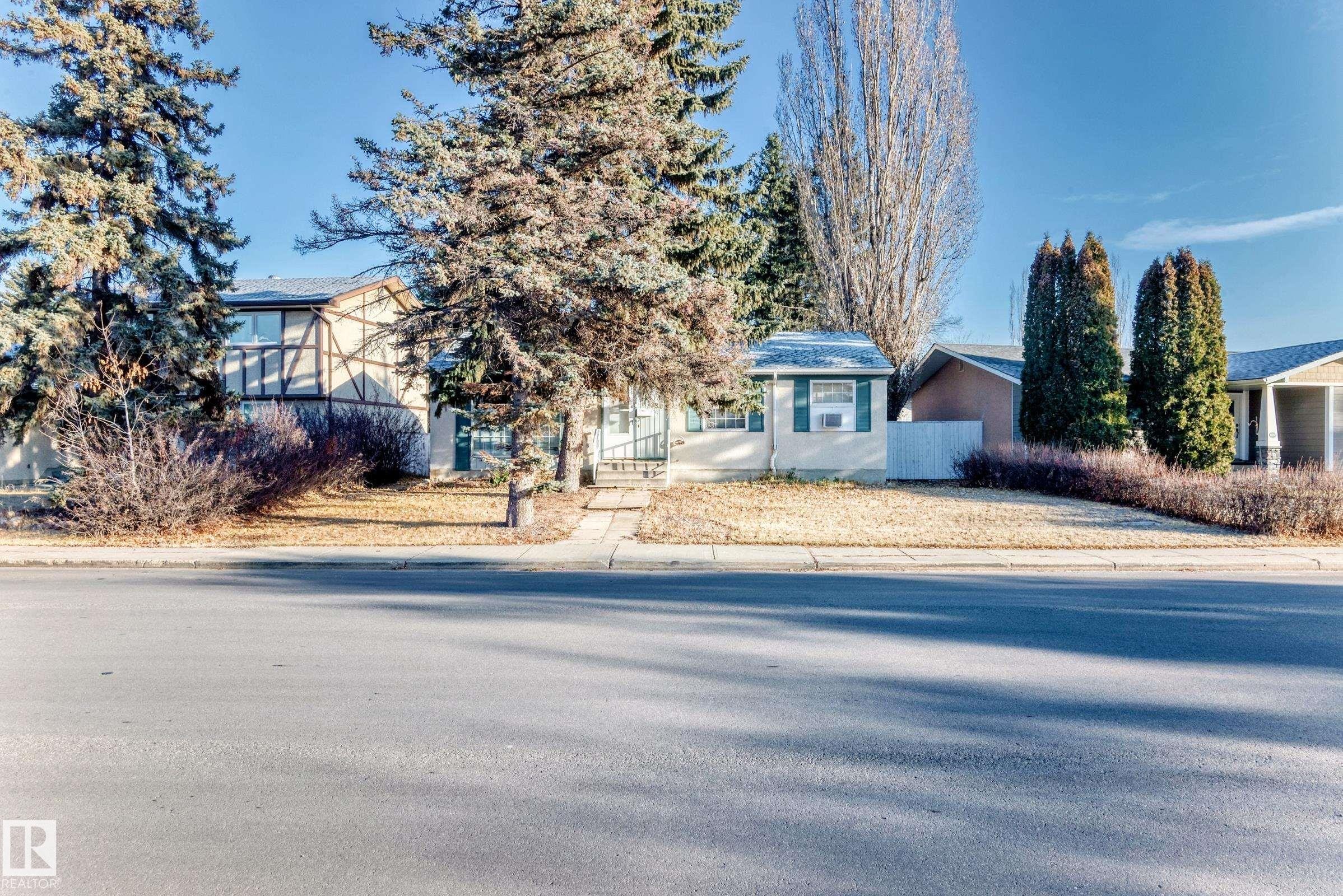 View of front of house - Edmonton, AB - Outdoor