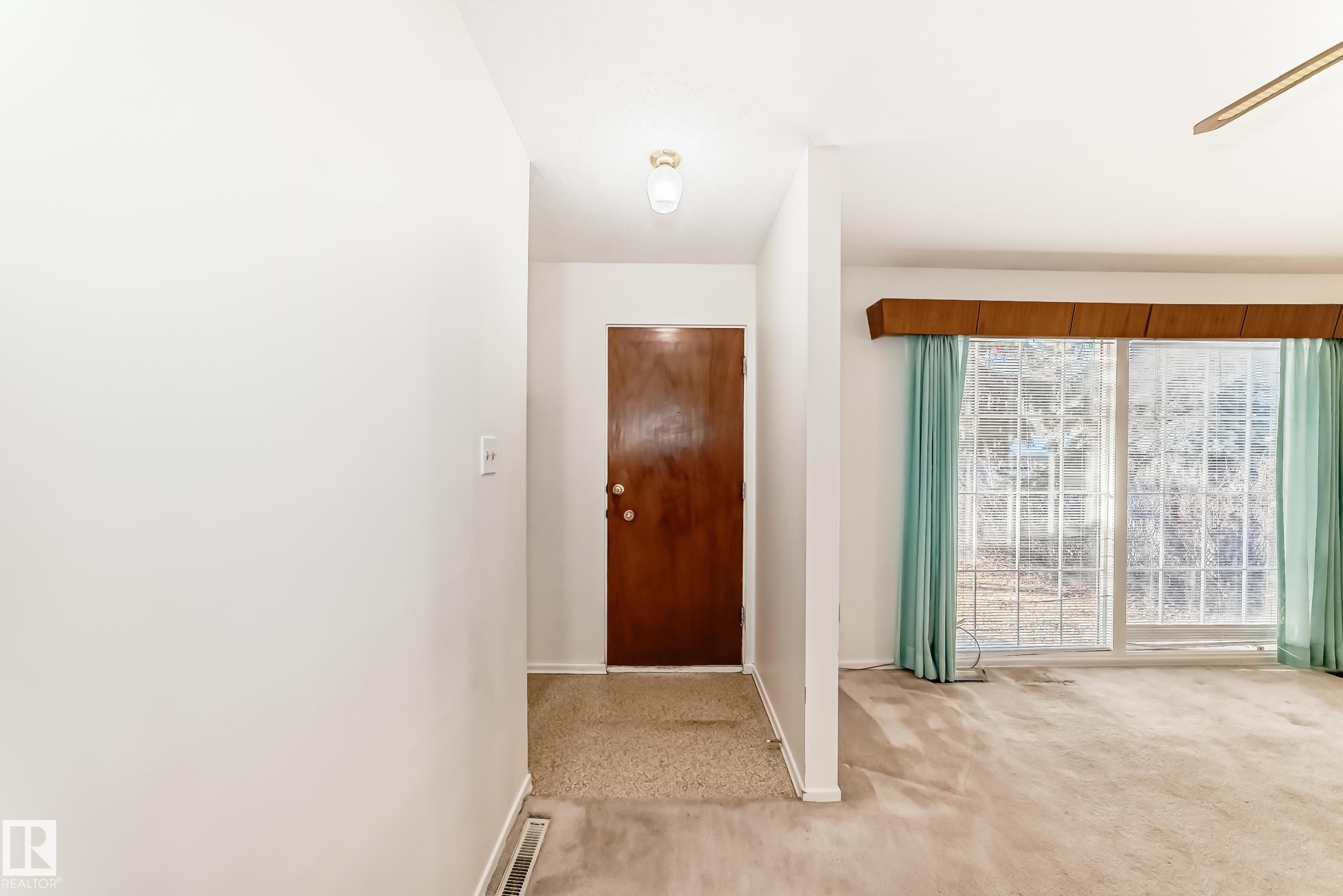 Edmonton, AB - Indoor Photo Showing Other Room