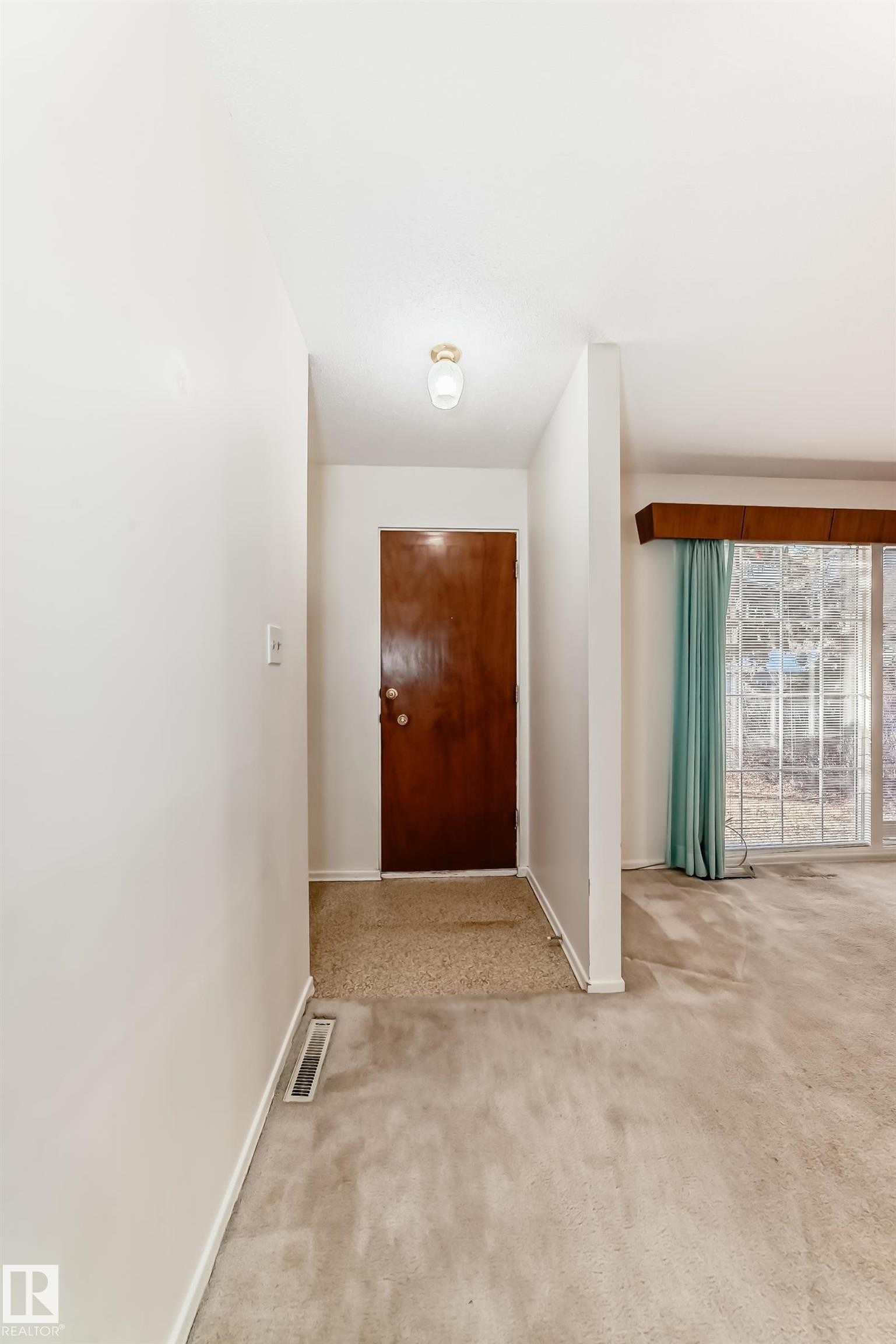 Edmonton, AB - Indoor Photo Showing Other Room