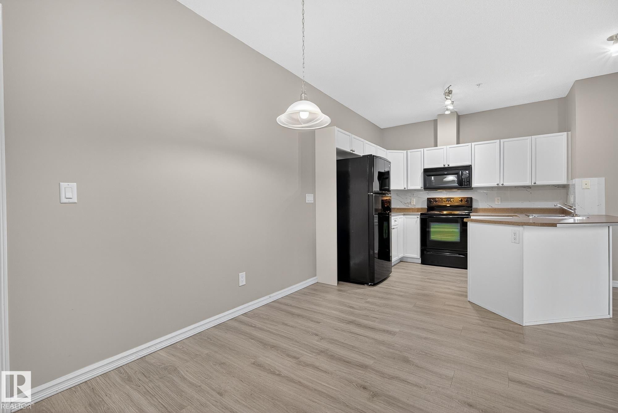 225 226 Macewan Road, Edmonton, AB - Indoor Photo Showing Kitchen With Double Sink