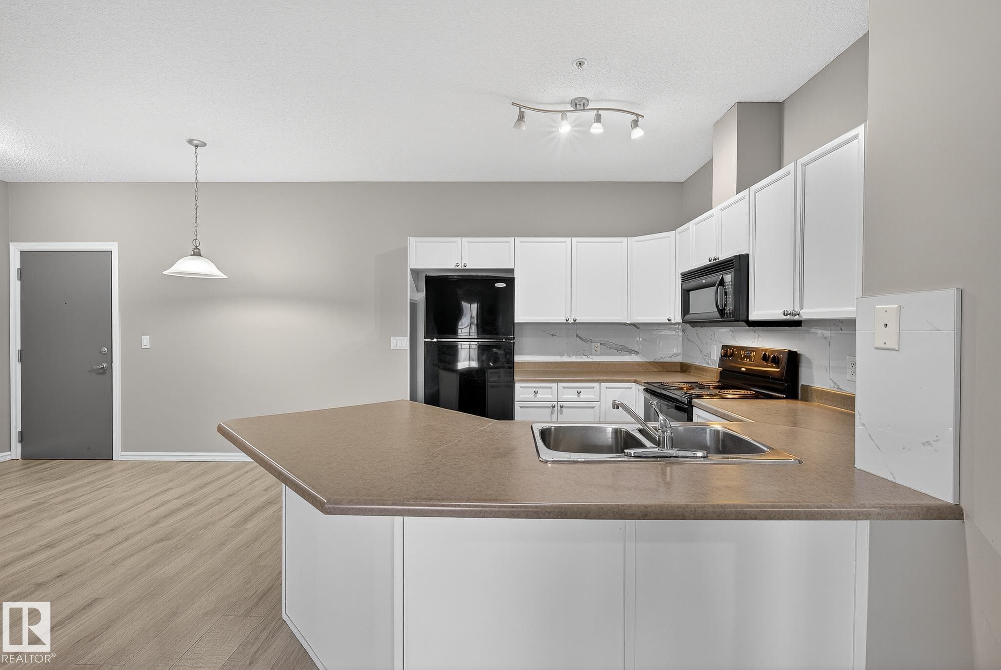 225 226 Macewan Road, Edmonton, AB - Indoor Photo Showing Kitchen