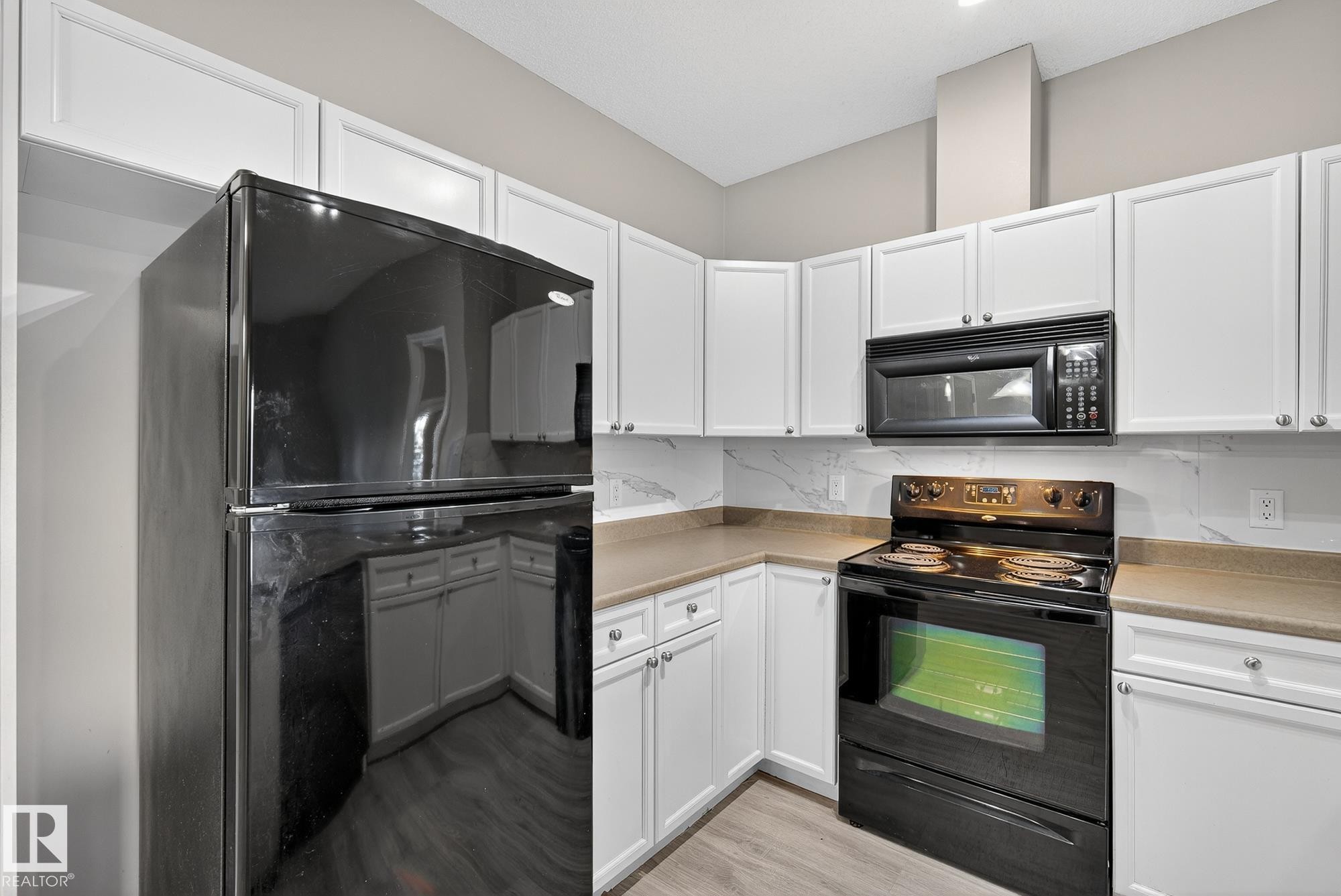 225 226 Macewan Road, Edmonton, AB - Indoor Photo Showing Kitchen With Double Sink