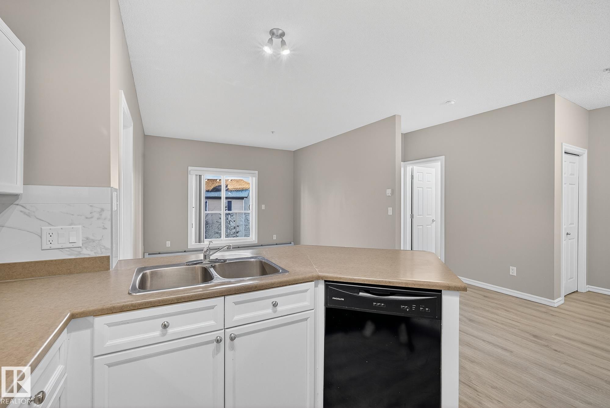 225 226 Macewan Road, Edmonton, AB - Indoor Photo Showing Kitchen