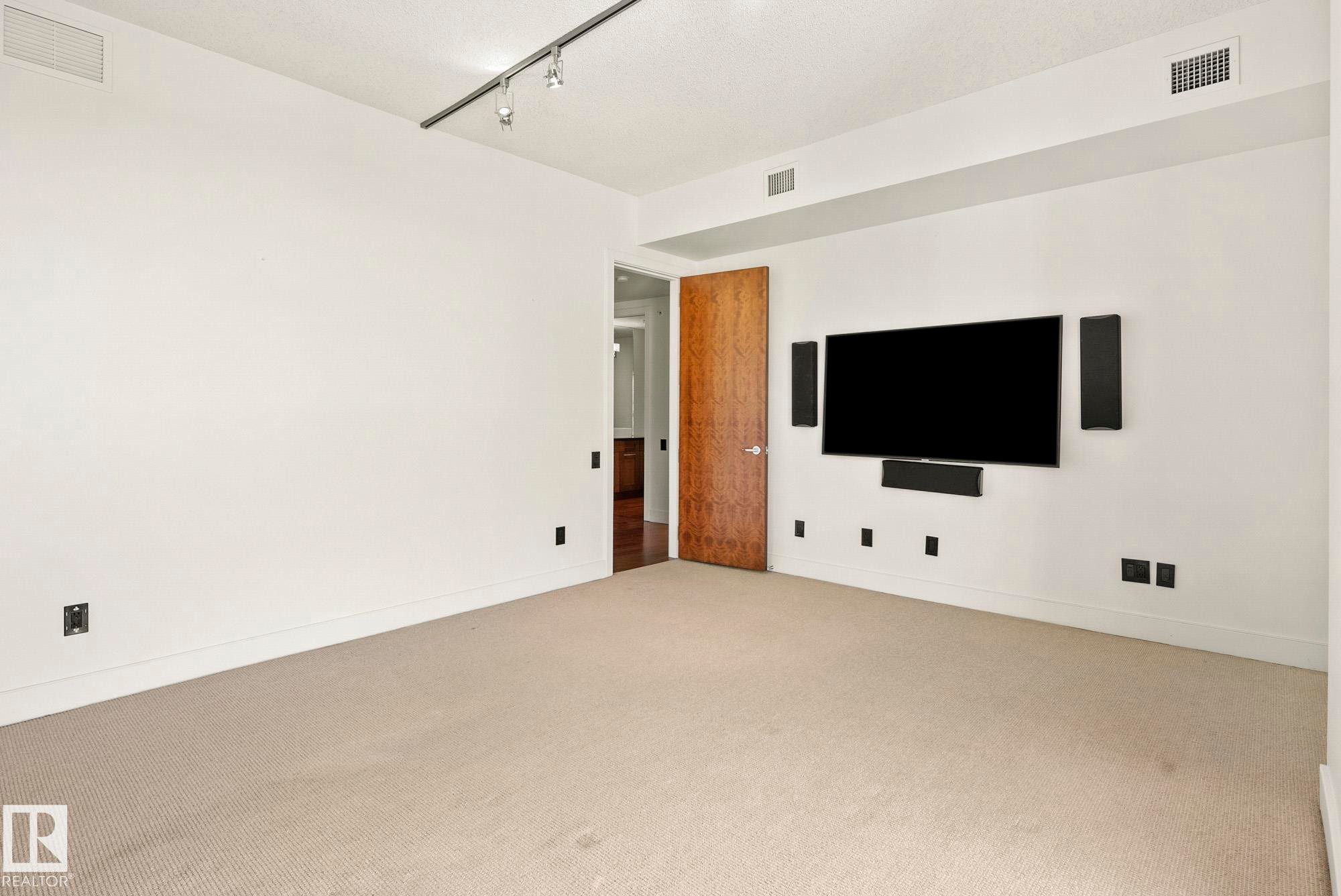 1200 11933 Jasper Avenue, Edmonton, AB - Indoor Photo Showing Other Room