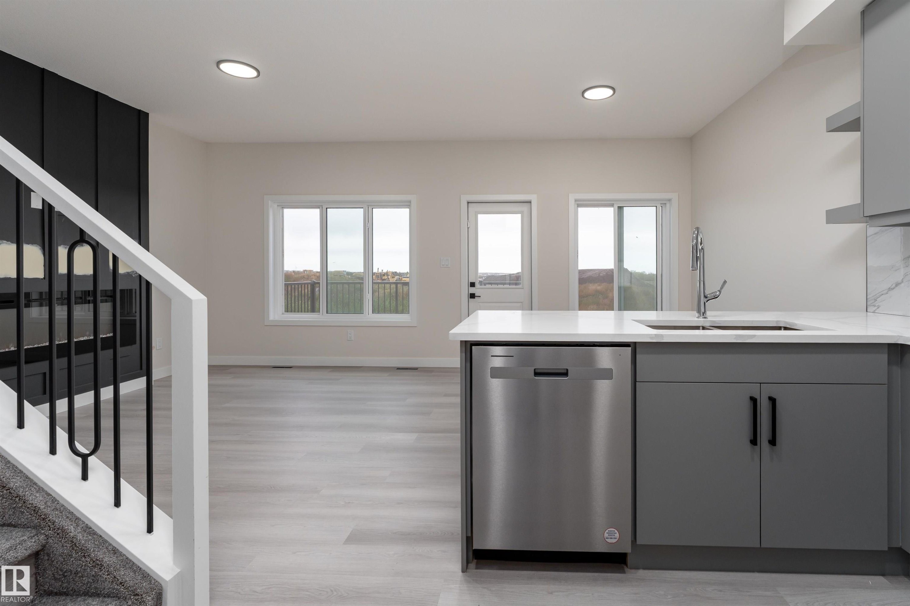 137 Pierwyck Loop, Spruce Grove, AB - Indoor Photo Showing Kitchen With Double Sink