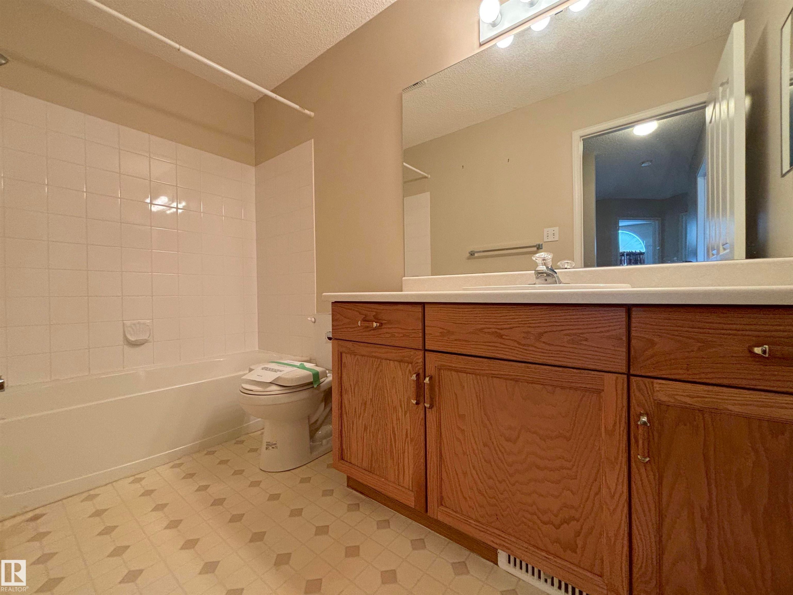 124 1670 Jamha Road, Edmonton, AB - Indoor Photo Showing Bathroom