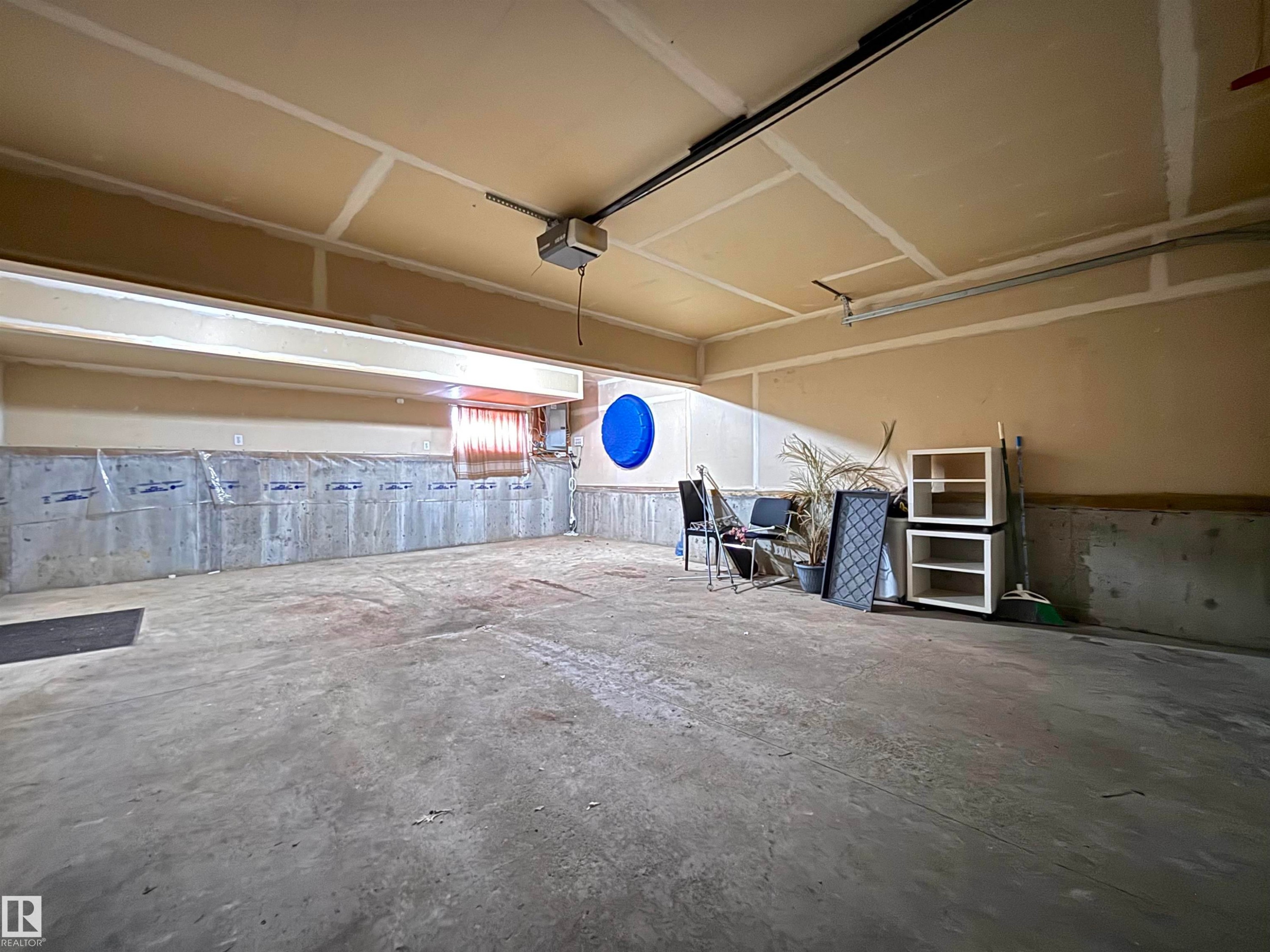 124 1670 Jamha Road, Edmonton, AB - Indoor Photo Showing Garage