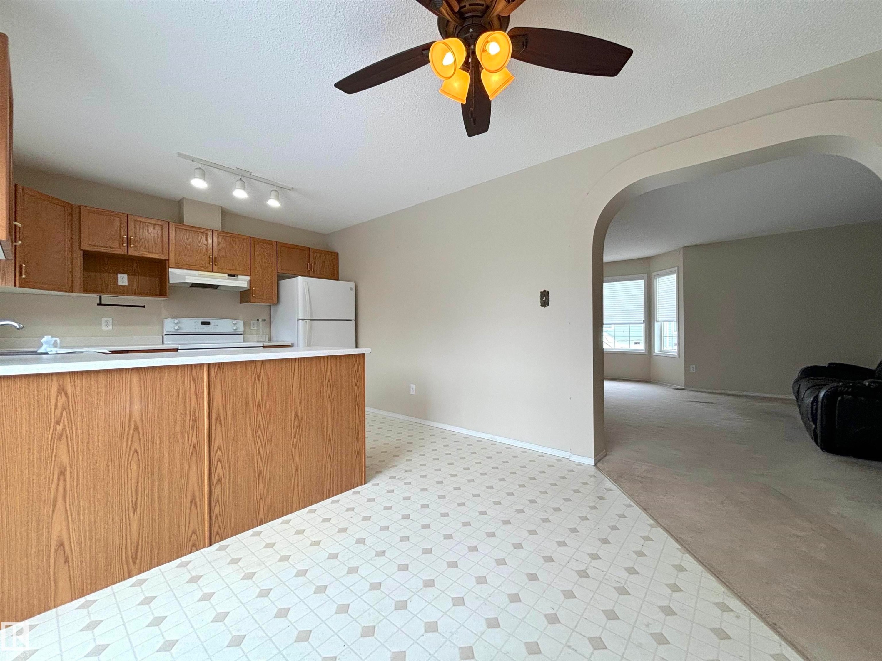 124 1670 Jamha Road, Edmonton, AB - Indoor Photo Showing Kitchen