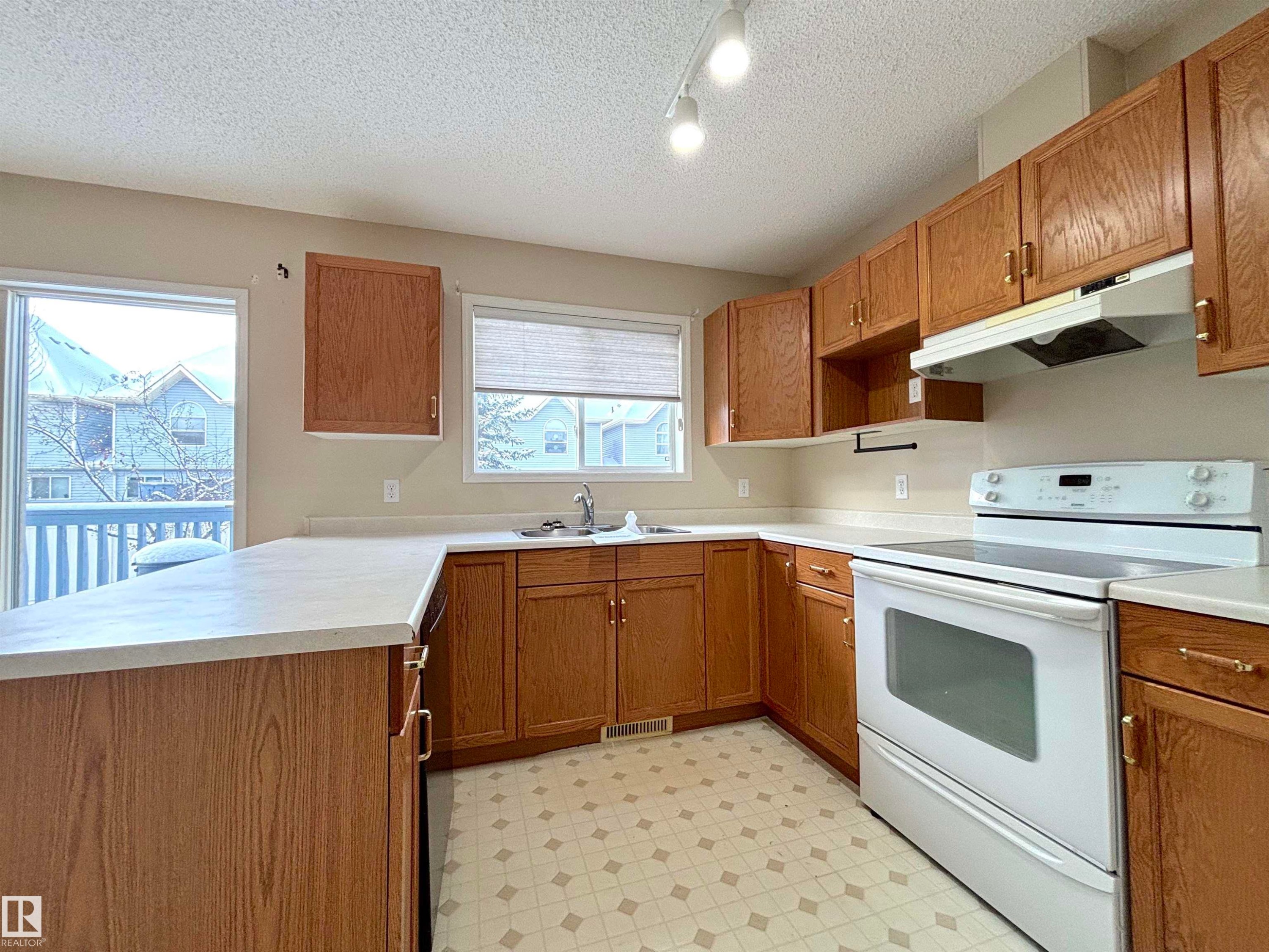 124 1670 Jamha Road, Edmonton, AB - Indoor Photo Showing Kitchen With Double Sink