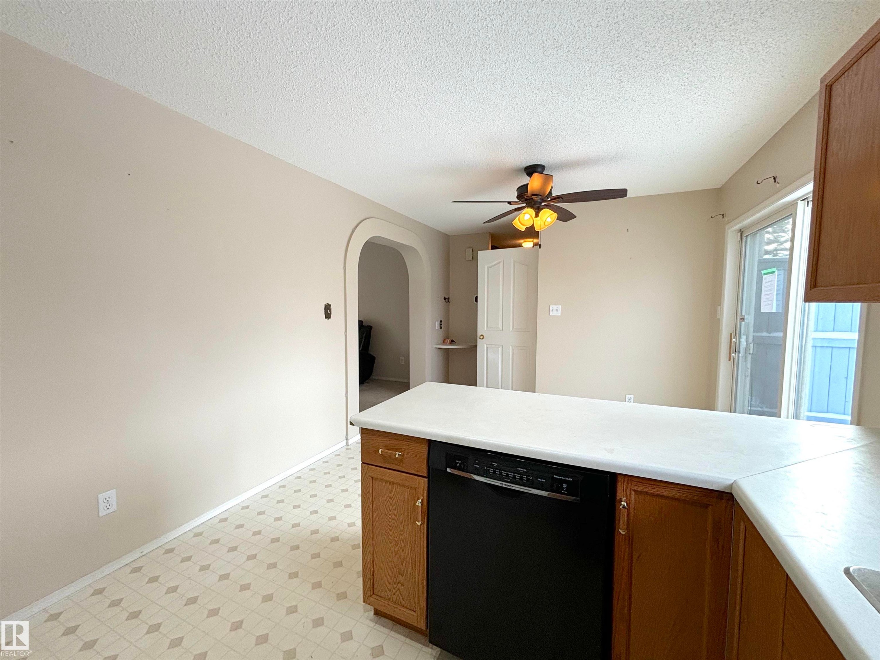 124 1670 Jamha Road, Edmonton, AB - Indoor Photo Showing Kitchen