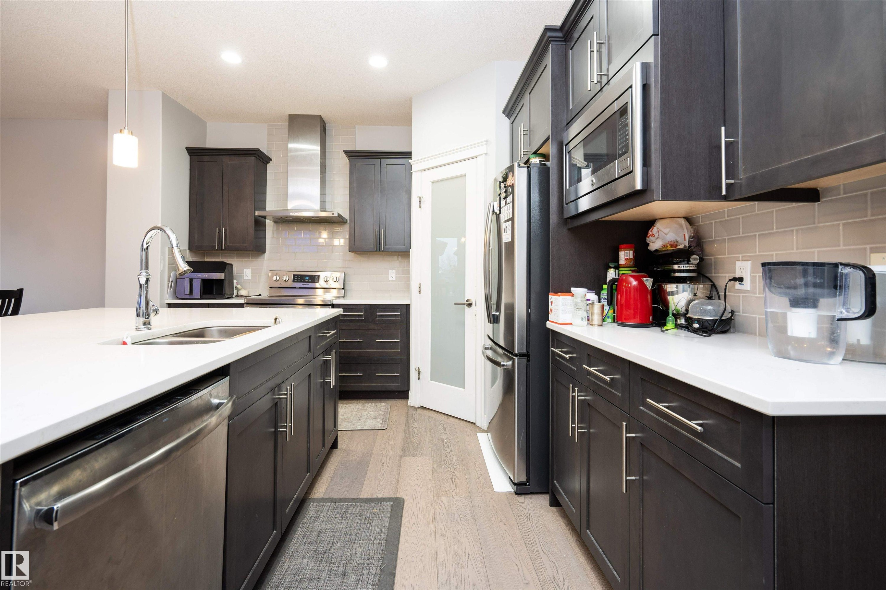 2060 Ware Road, Edmonton, AB - Indoor Photo Showing Kitchen With Double Sink With Upgraded Kitchen