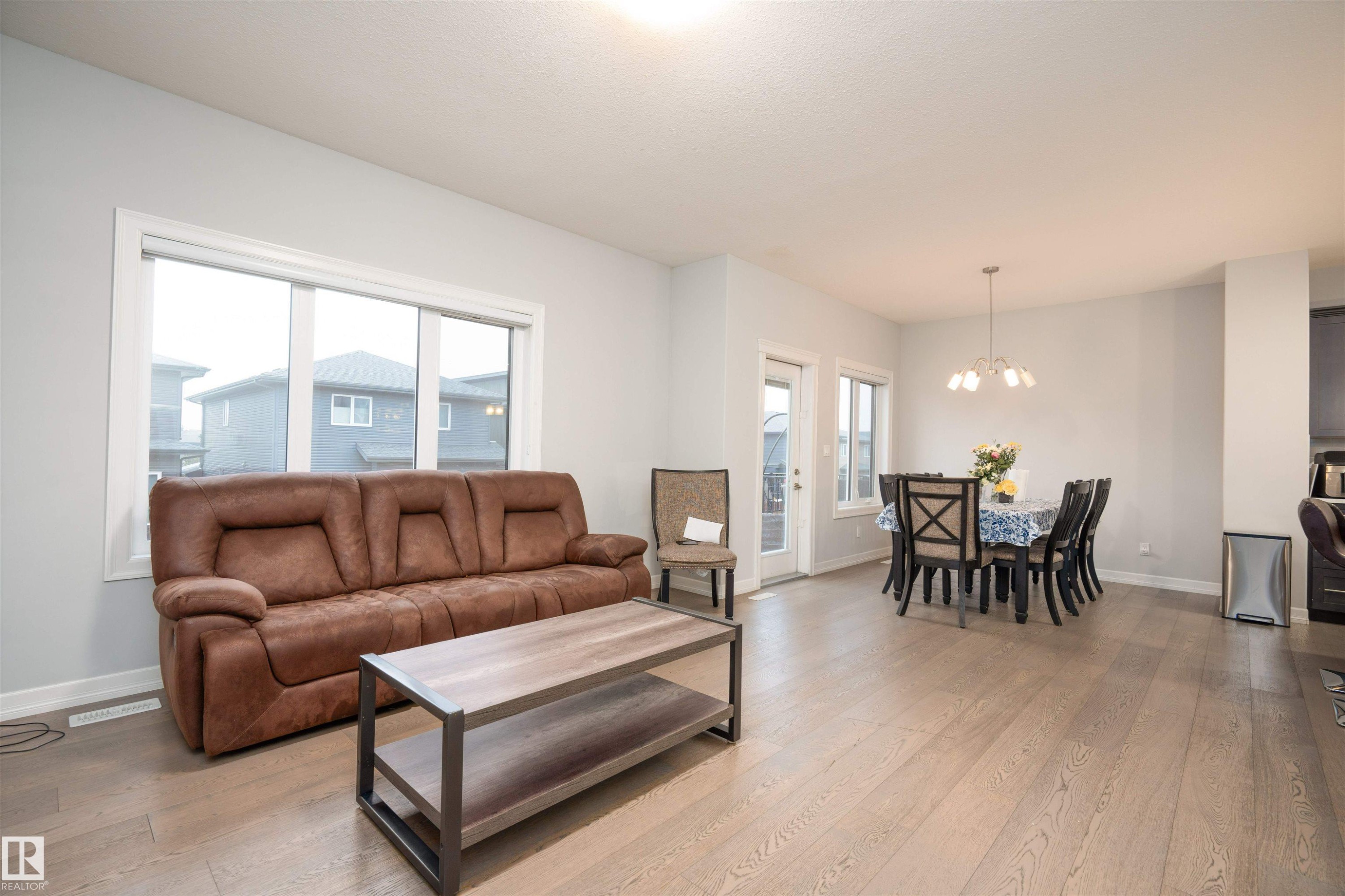 2060 Ware Road, Edmonton, AB - Indoor Photo Showing Living Room