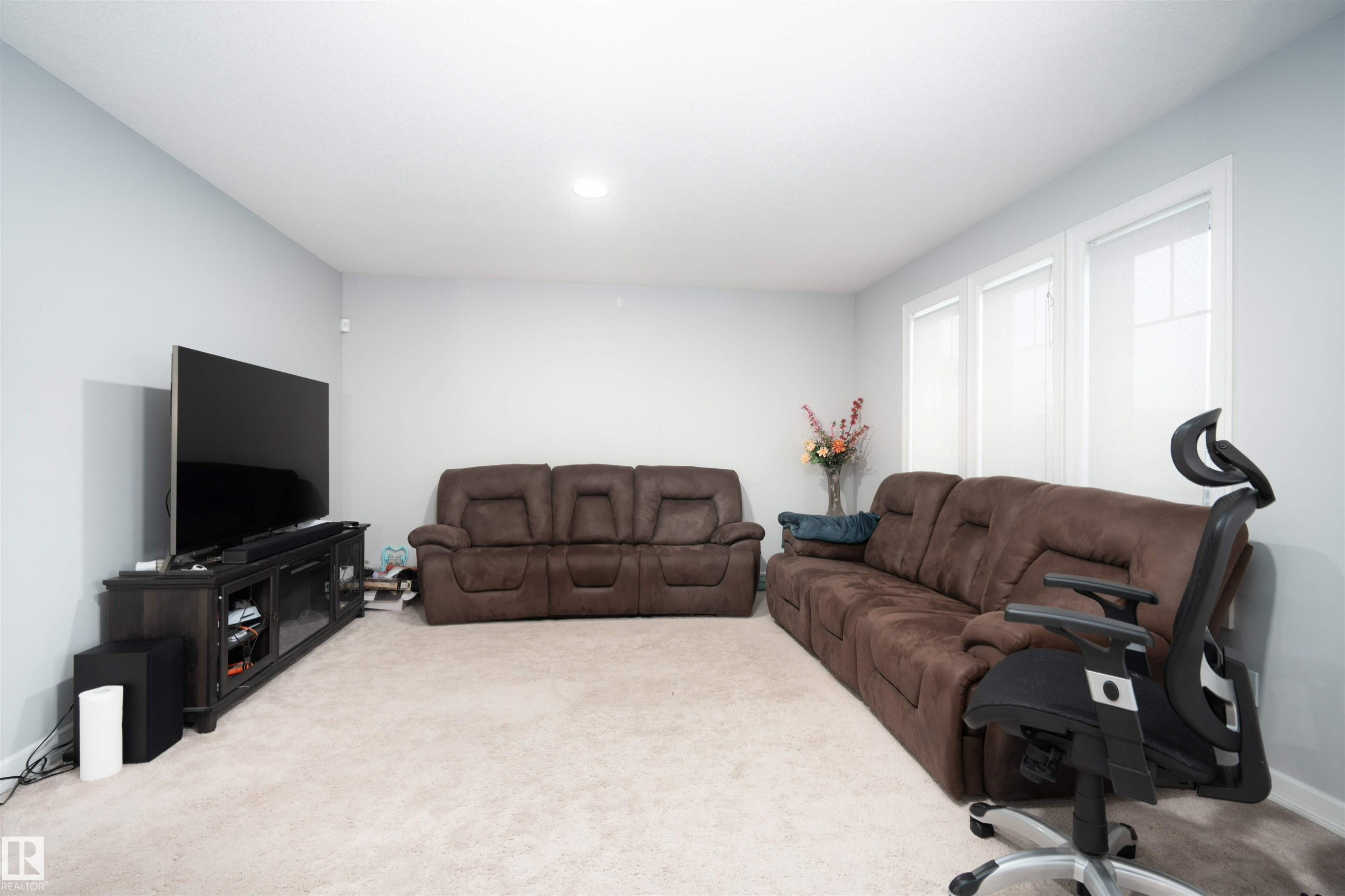 2060 Ware Road, Edmonton, AB - Indoor Photo Showing Living Room