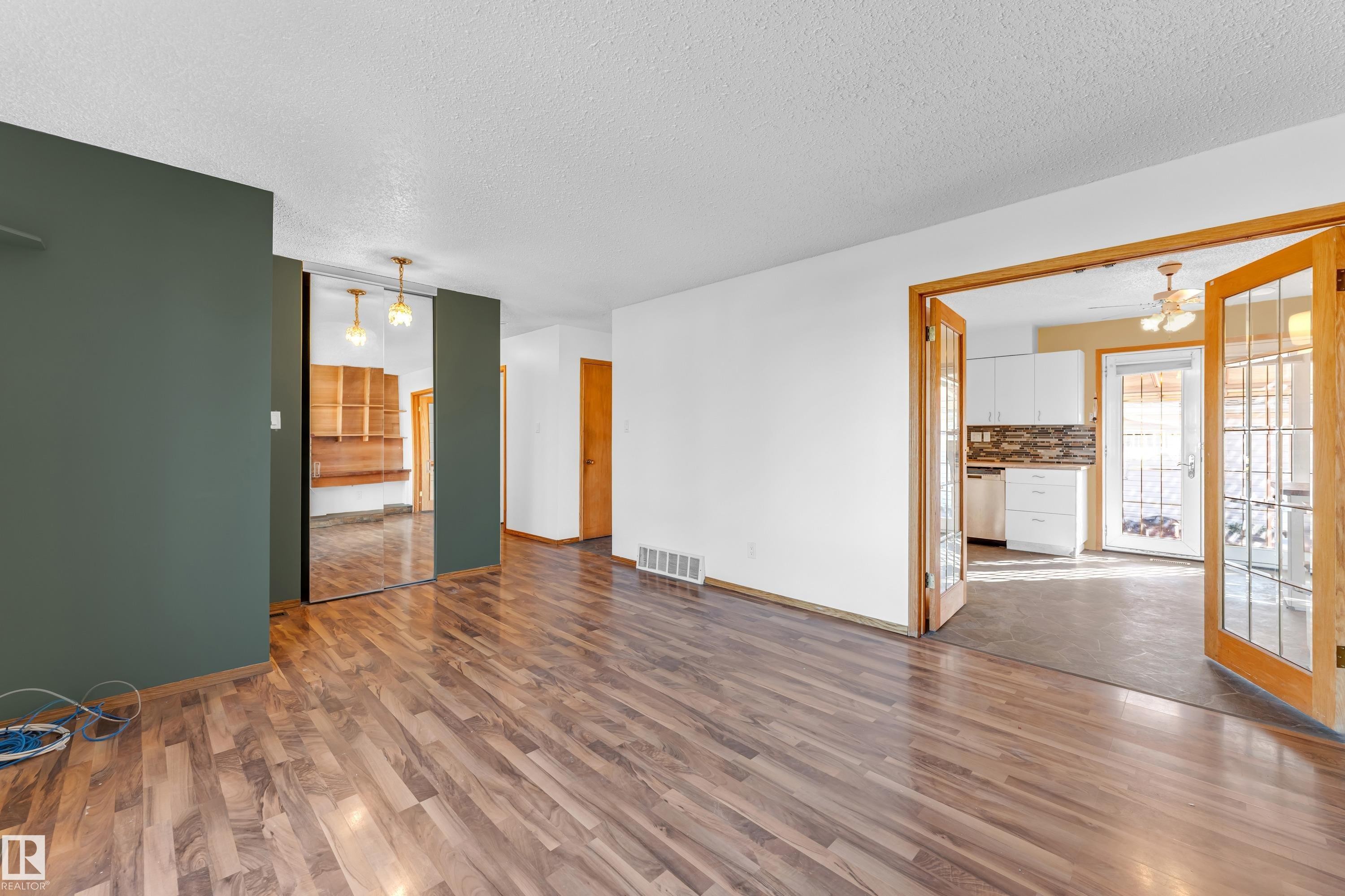 8103 14 Avenue, Edmonton, AB - Indoor Photo Showing Other Room