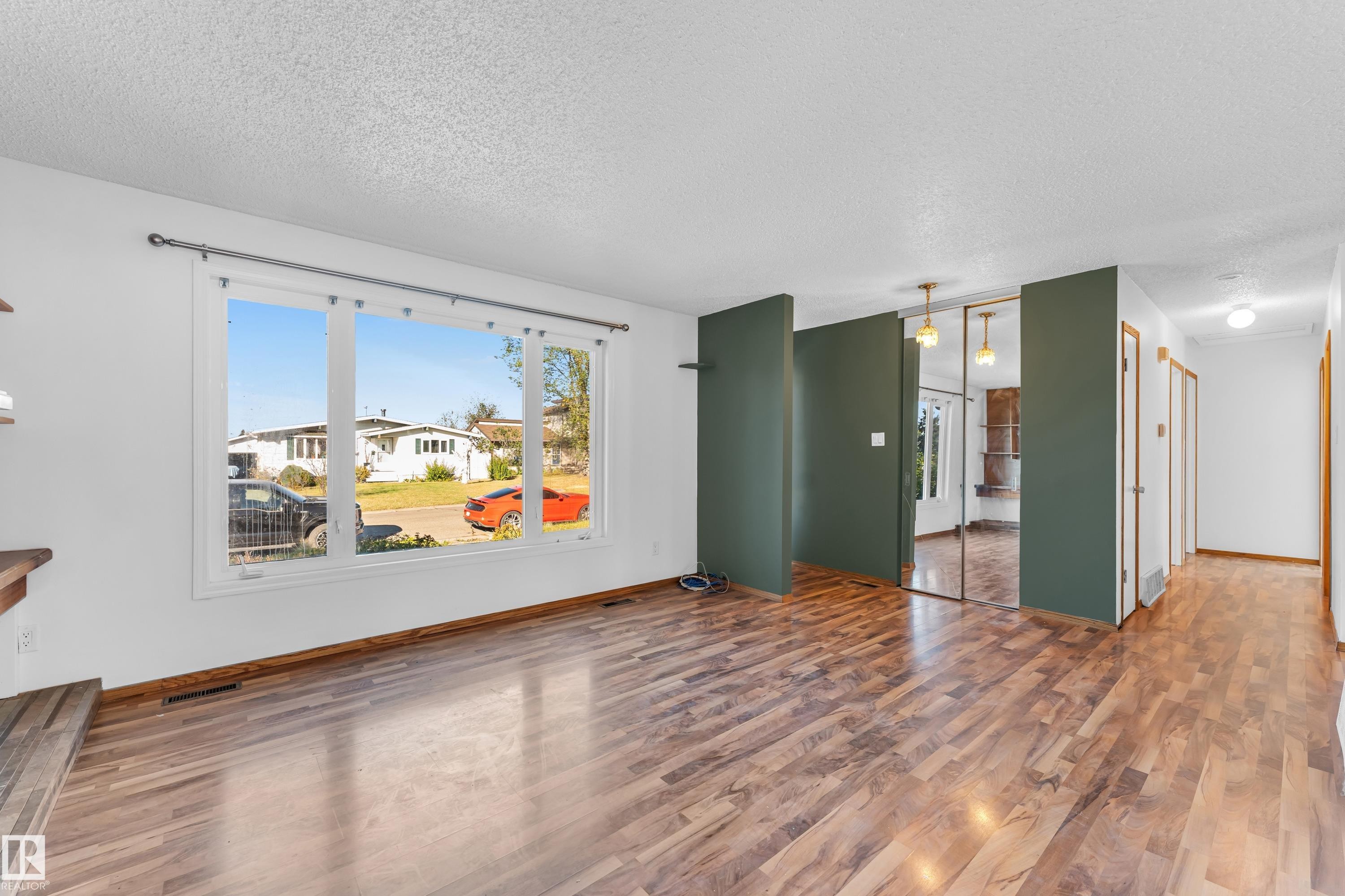 8103 14 Avenue, Edmonton, AB - Indoor Photo Showing Other Room