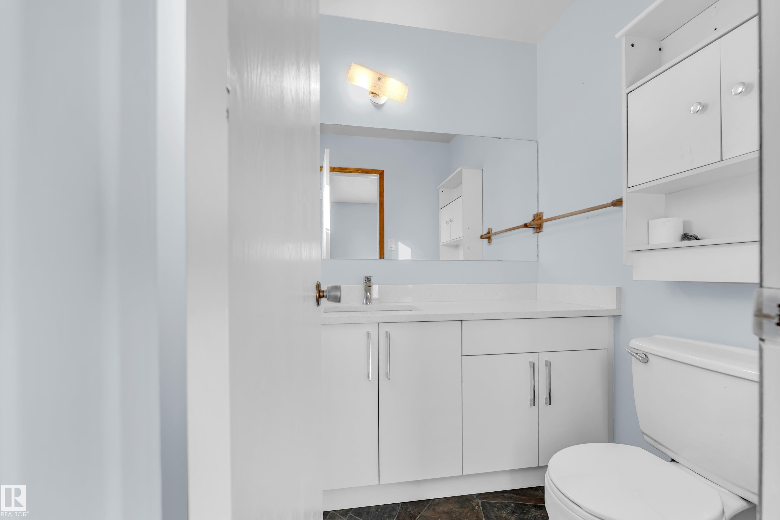 8103 14 Avenue, Edmonton, AB - Indoor Photo Showing Bathroom