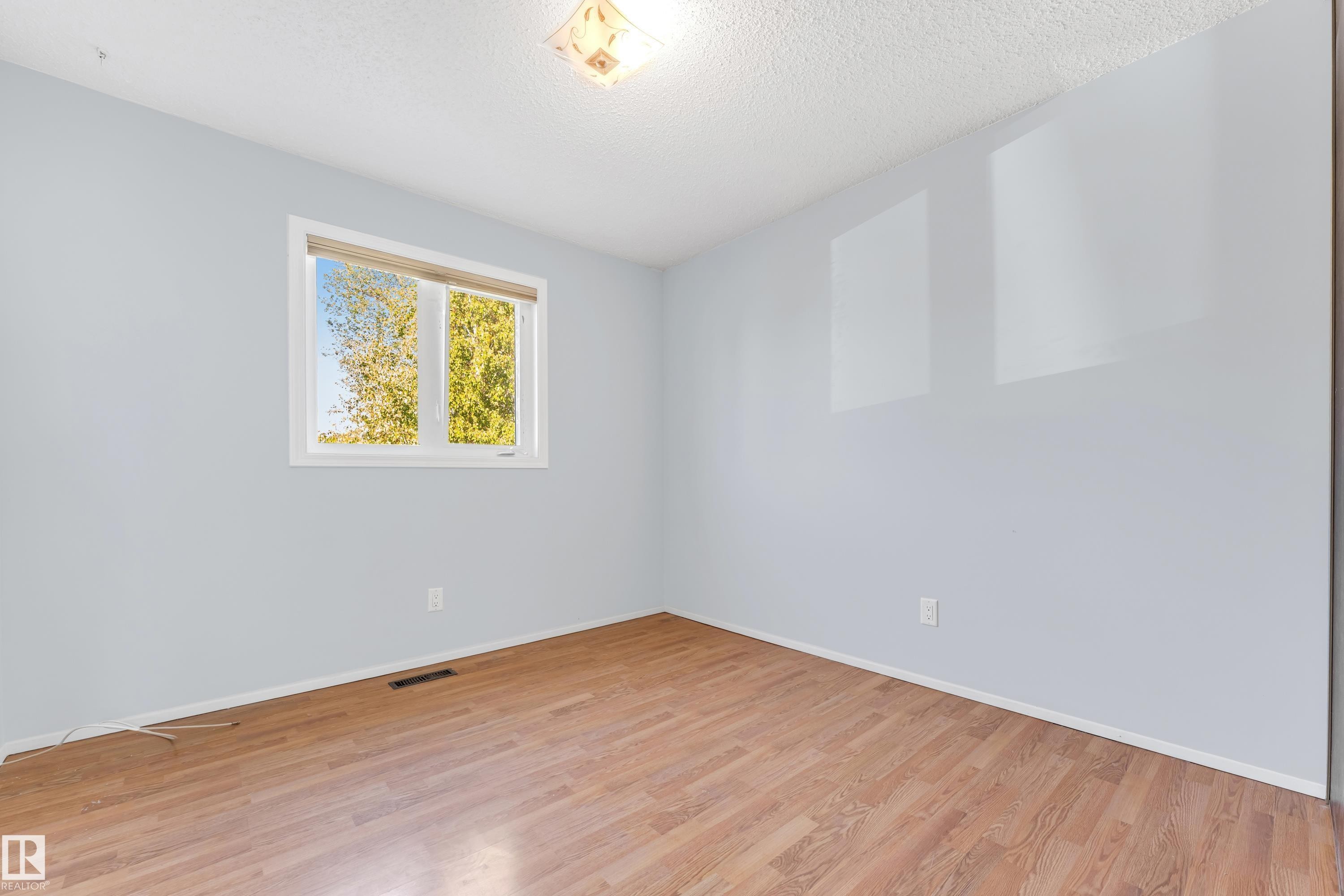 8103 14 Avenue, Edmonton, AB - Indoor Photo Showing Other Room