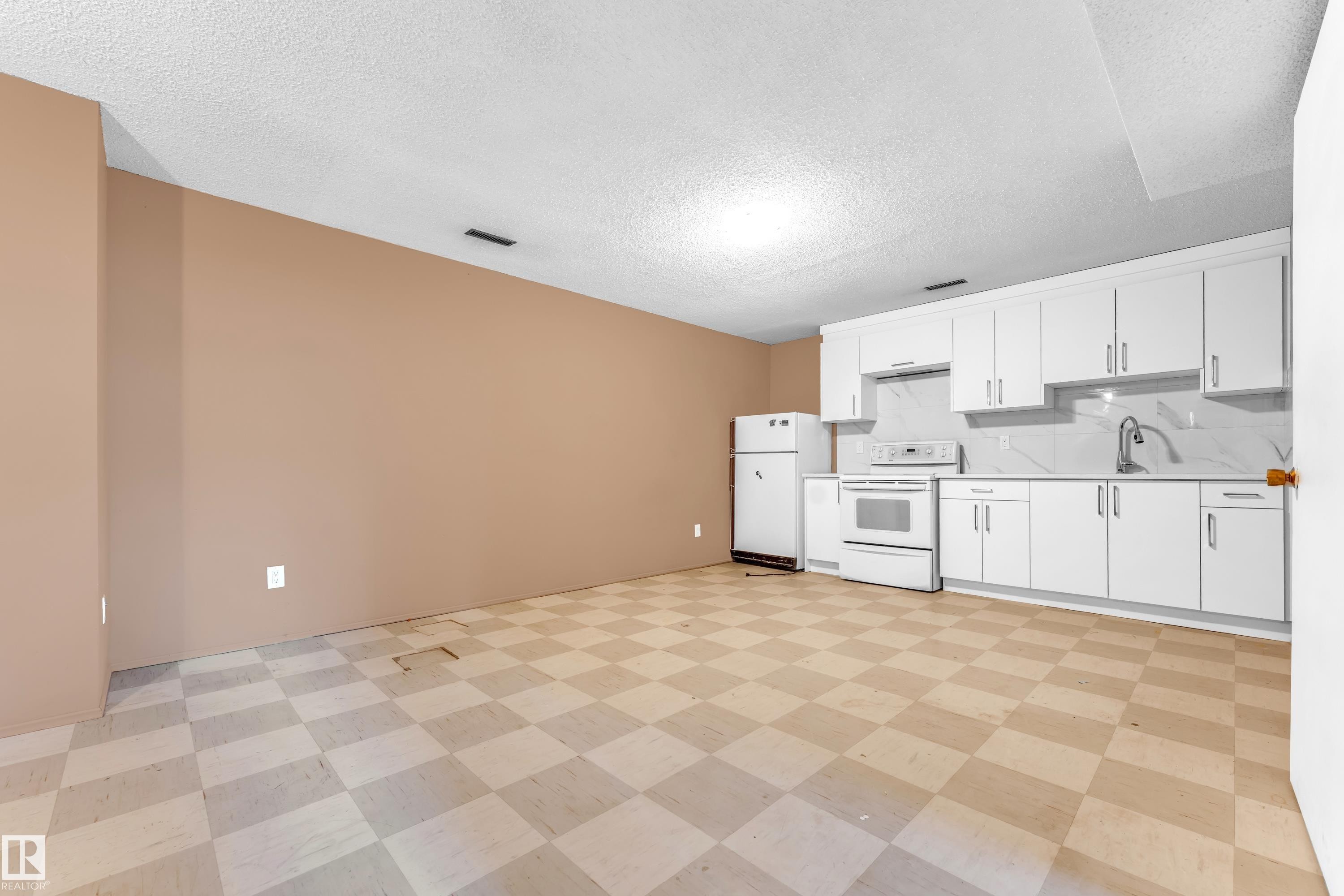 8103 14 Avenue, Edmonton, AB - Indoor Photo Showing Kitchen