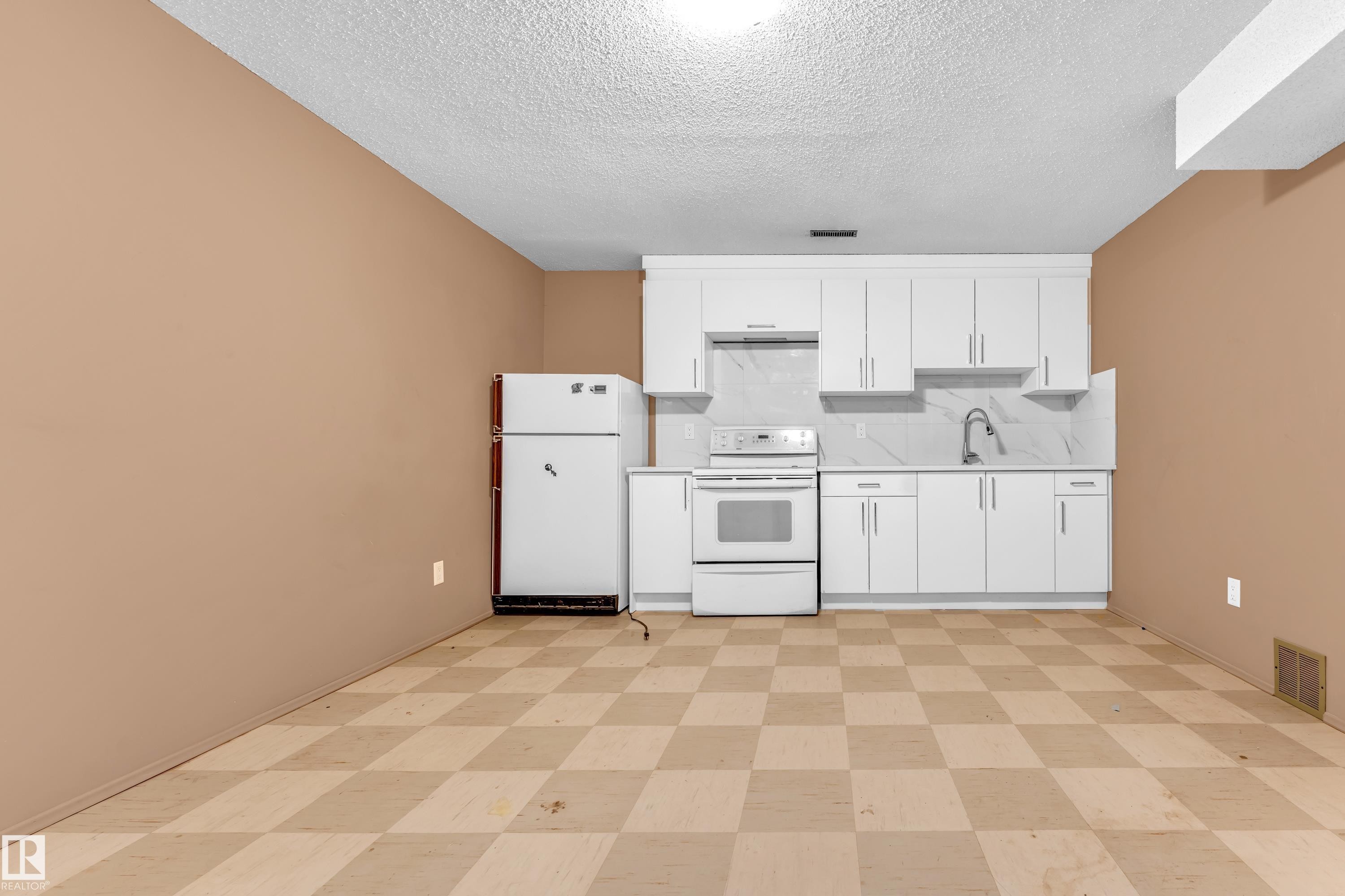 8103 14 Avenue, Edmonton, AB - Indoor Photo Showing Kitchen