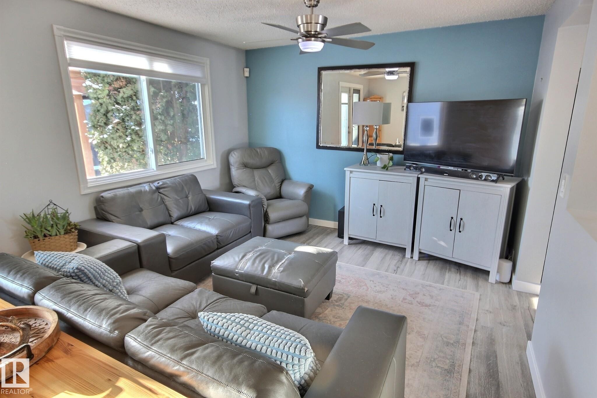 3519 16A Avenue, Edmonton, AB - Indoor Photo Showing Living Room