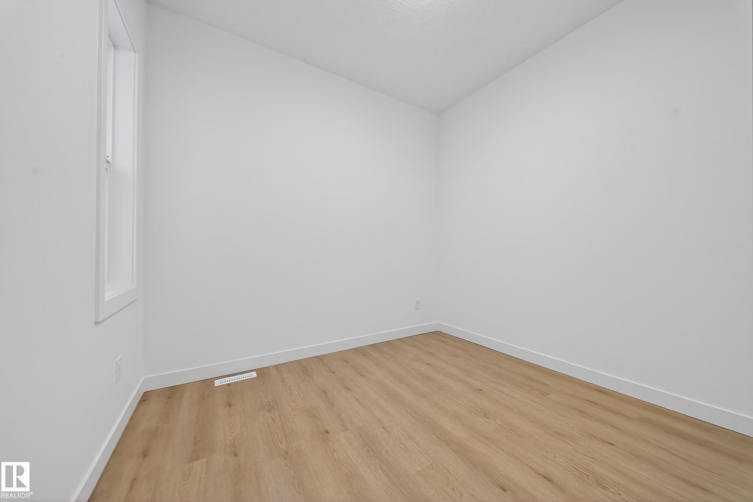 Empty room featuring vaulted ceiling and light wood-style flooring - 129 Pierwyck Loop, Spruce Grove, AB - Indoor Photo Showing Other Room