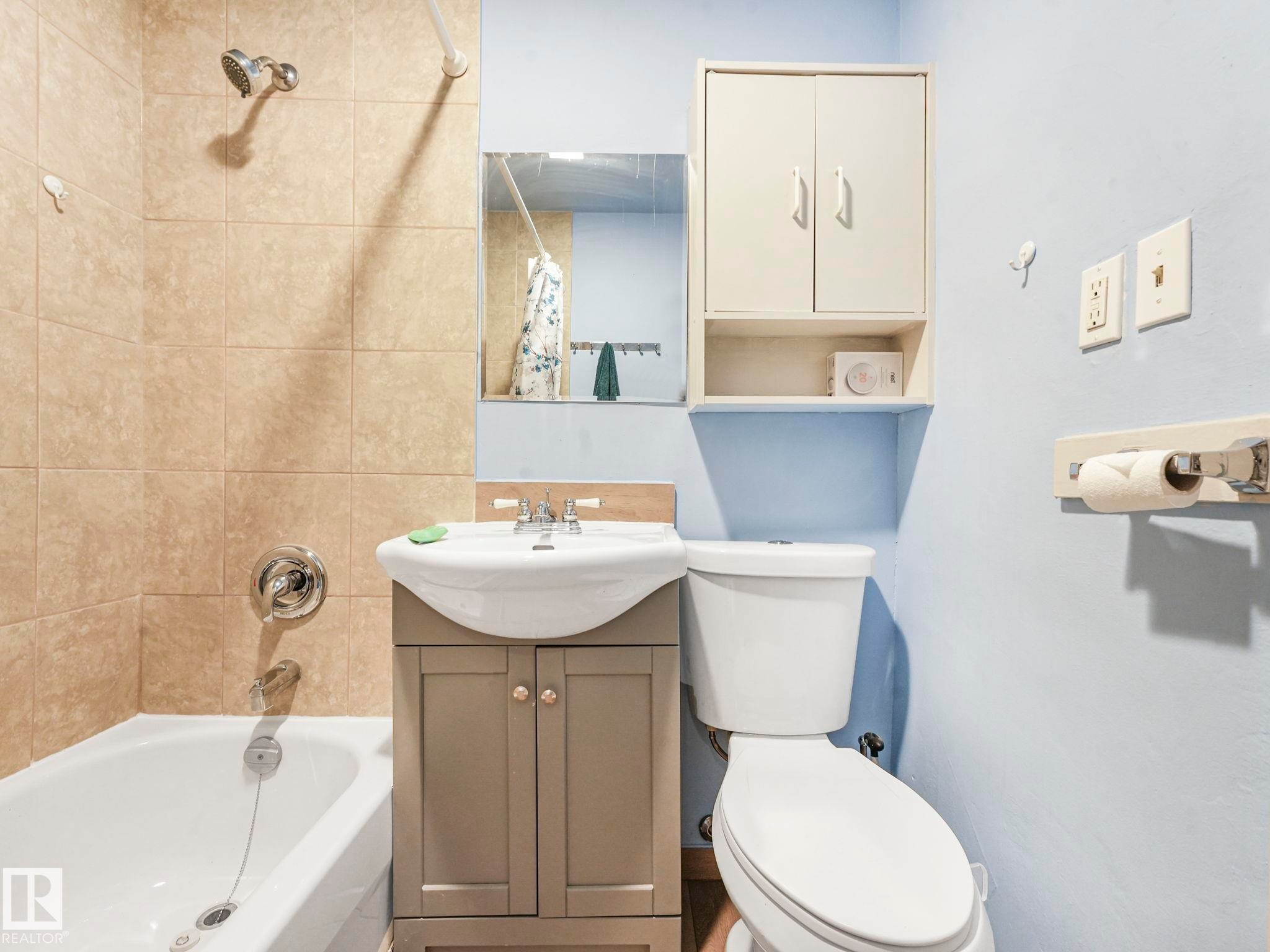 Edmonton, AB - Indoor Photo Showing Bathroom