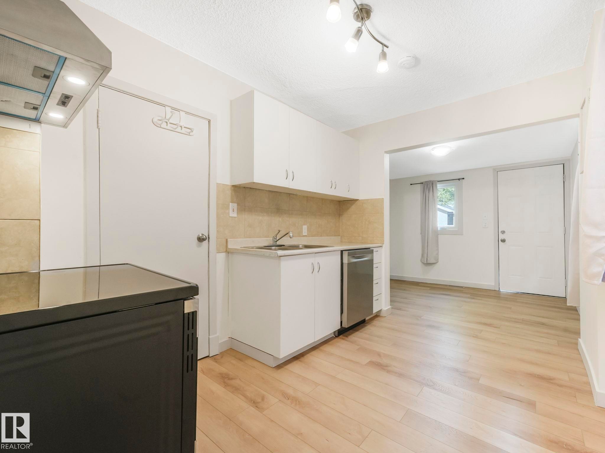 Edmonton, AB - Indoor Photo Showing Other Room