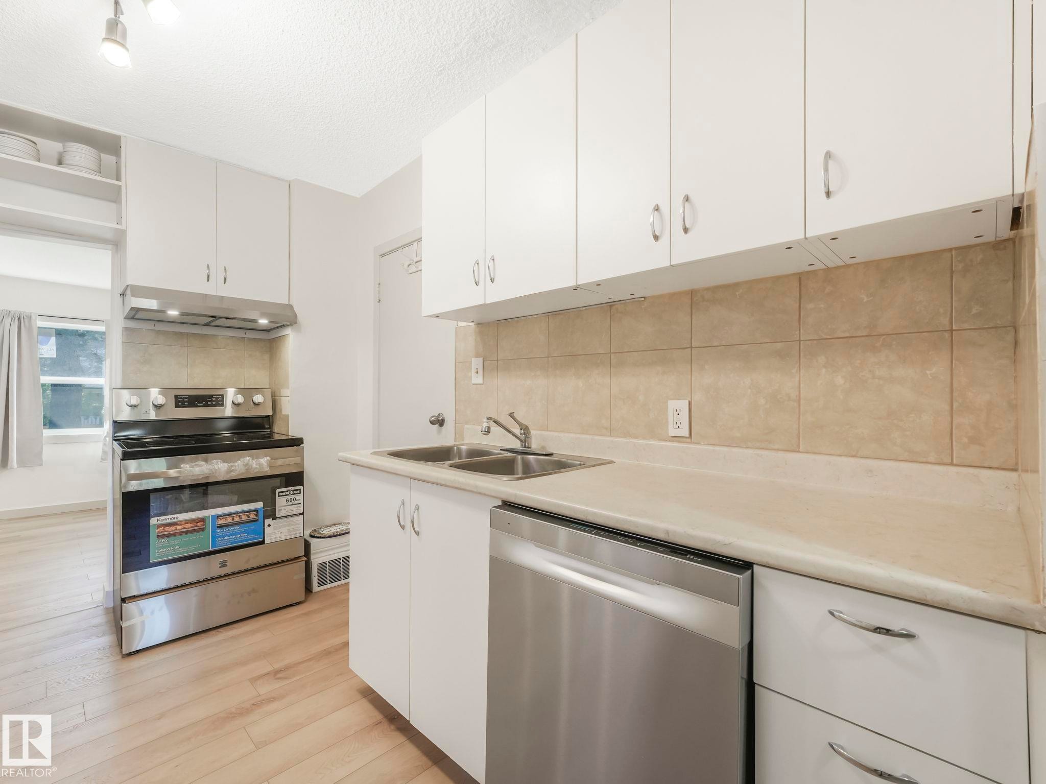 Edmonton, AB - Indoor Photo Showing Kitchen With Double Sink With Upgraded Kitchen