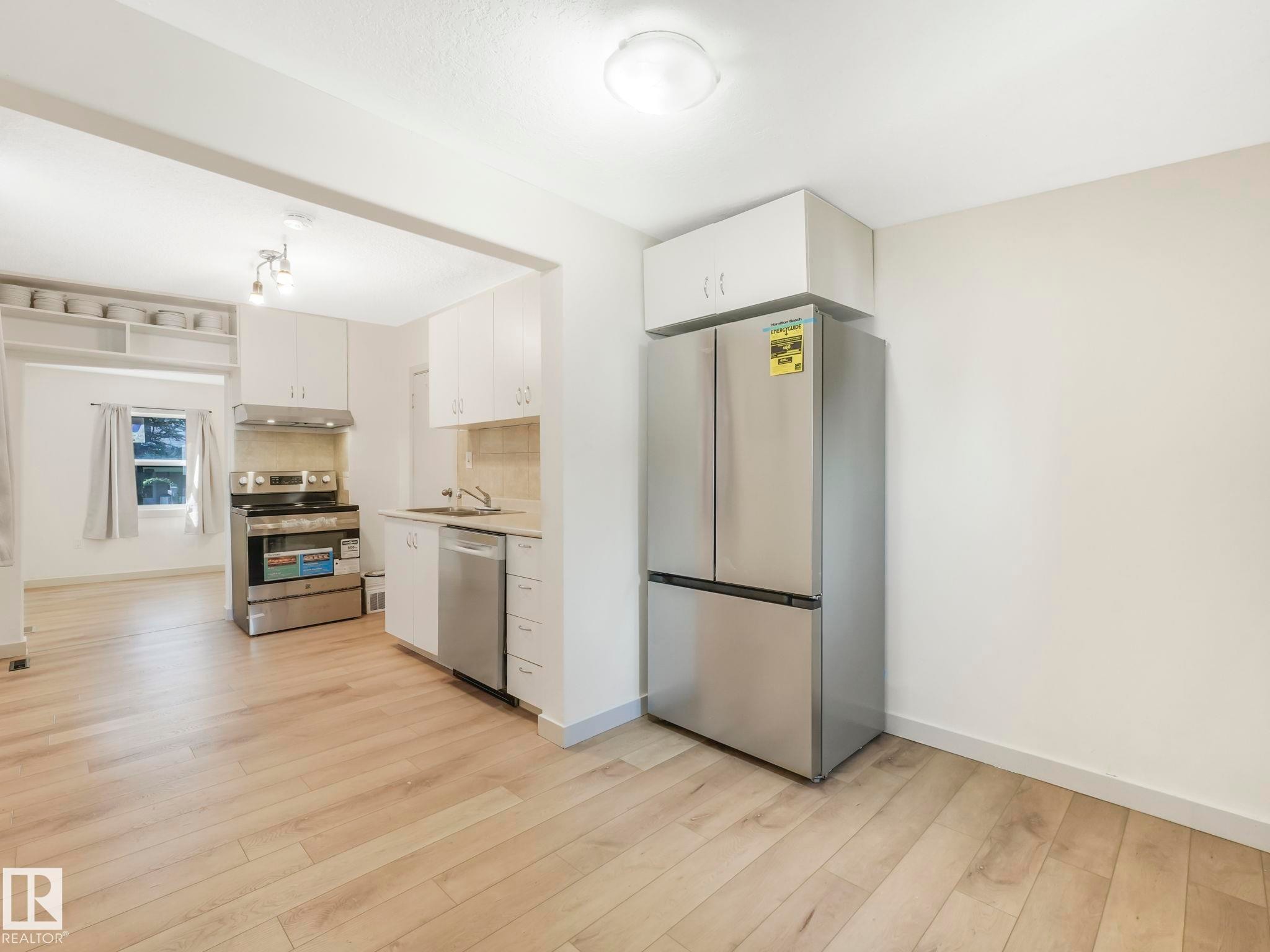 Edmonton, AB - Indoor Photo Showing Kitchen
